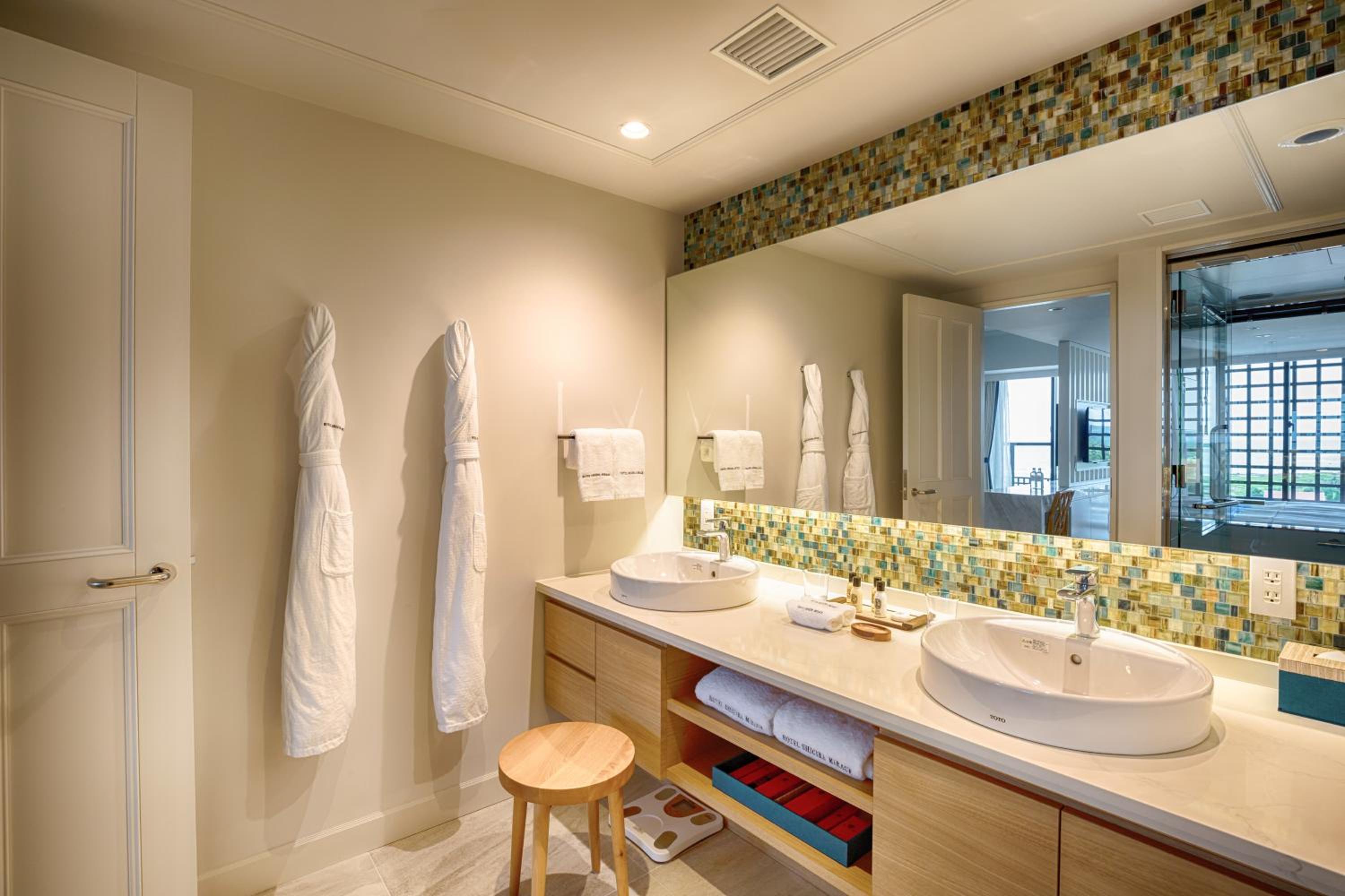 Superior Twin Room with Sea View - Photo 3