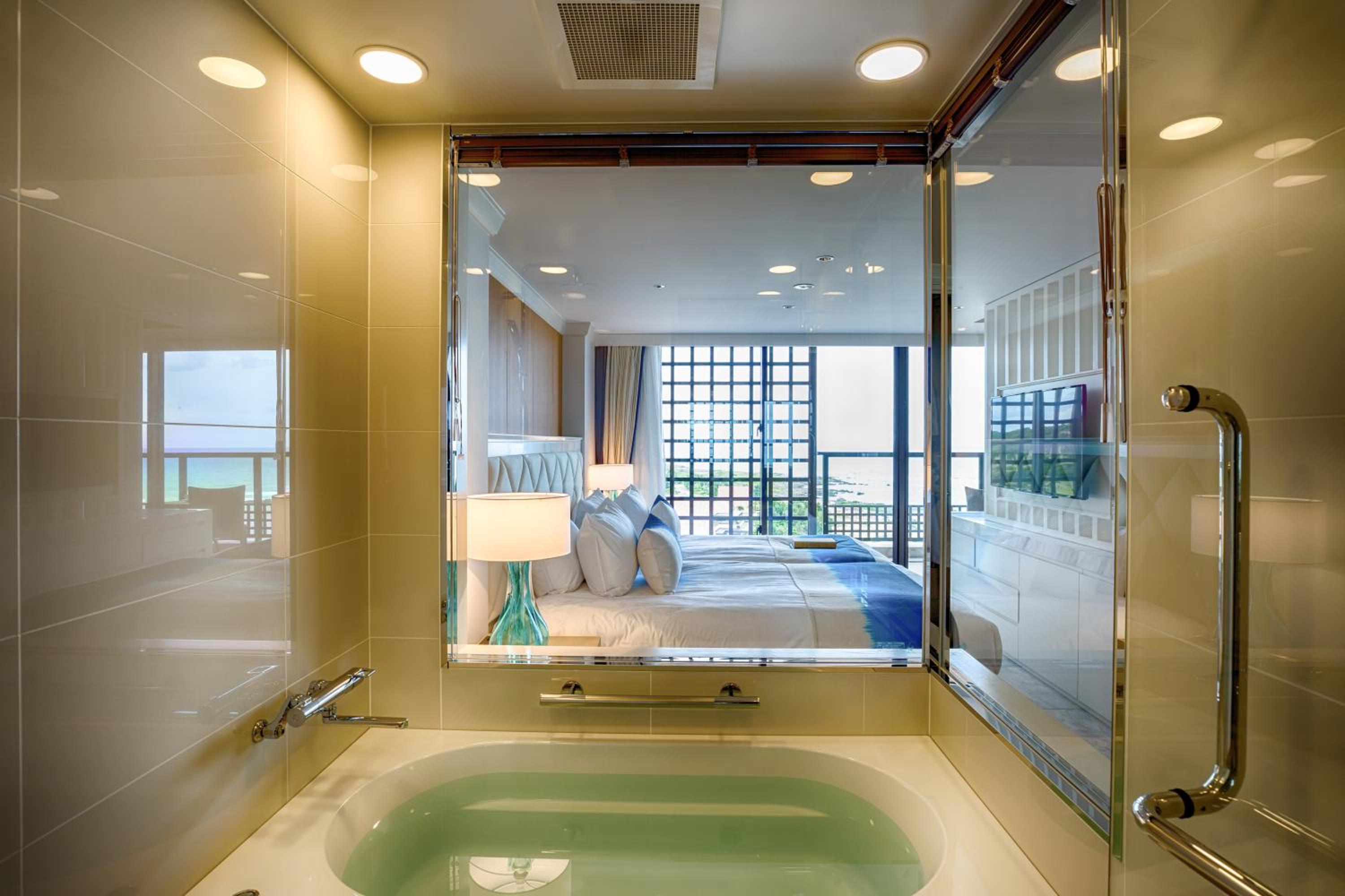 Superior Twin Room with Sea View - Photo 4