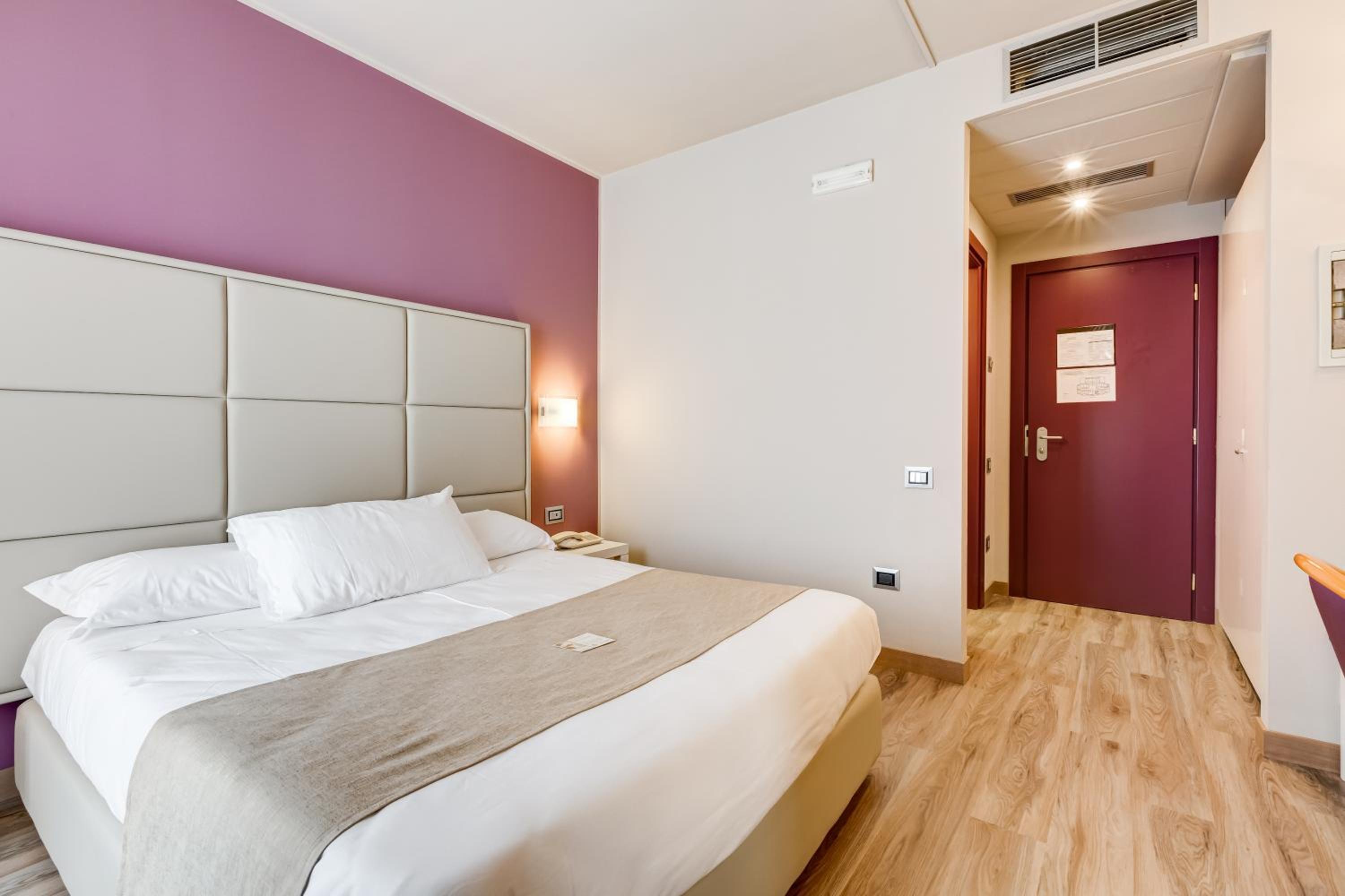 Standard King Room - Photo 2
