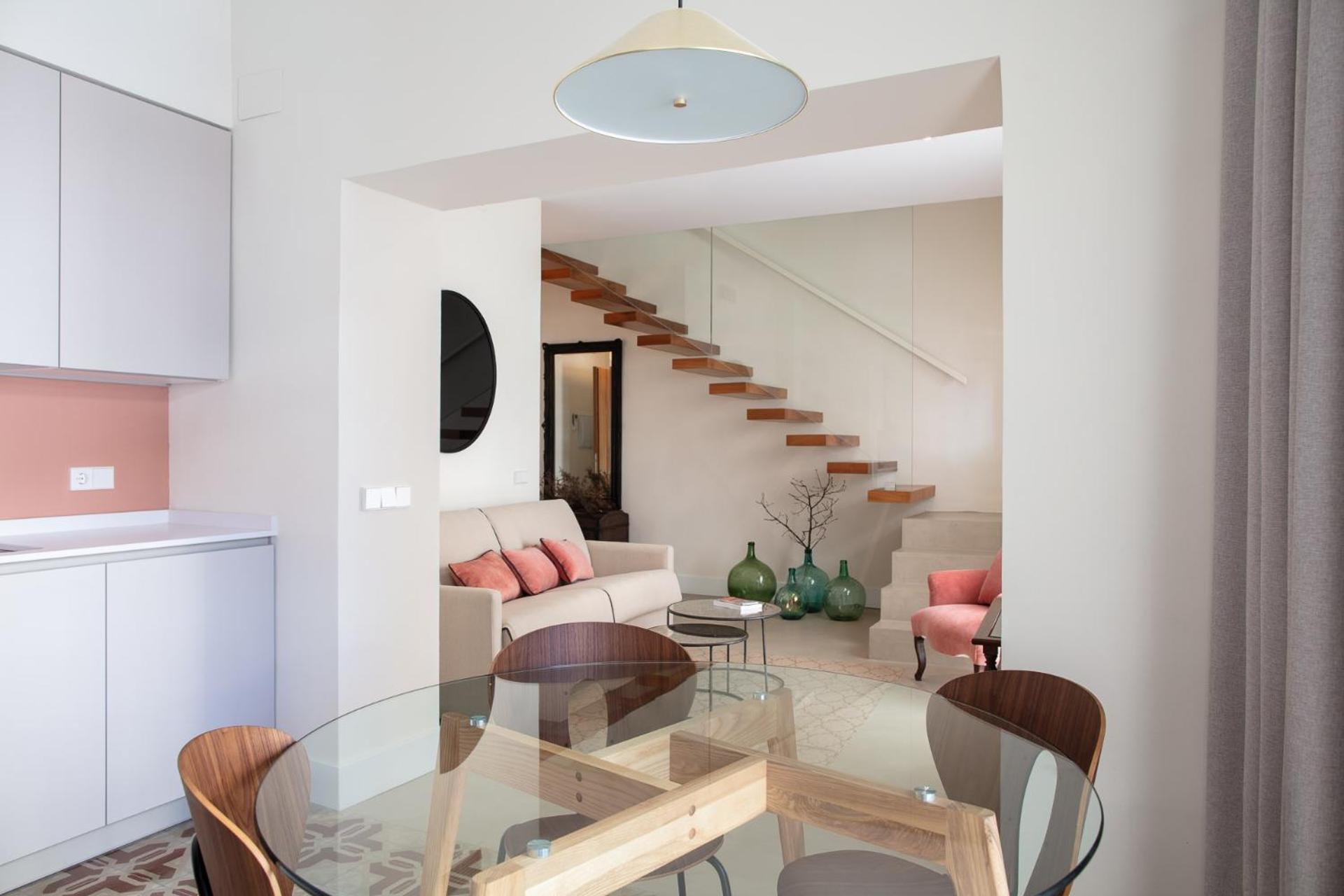 One-Bedroom Apartment - Photo 2
