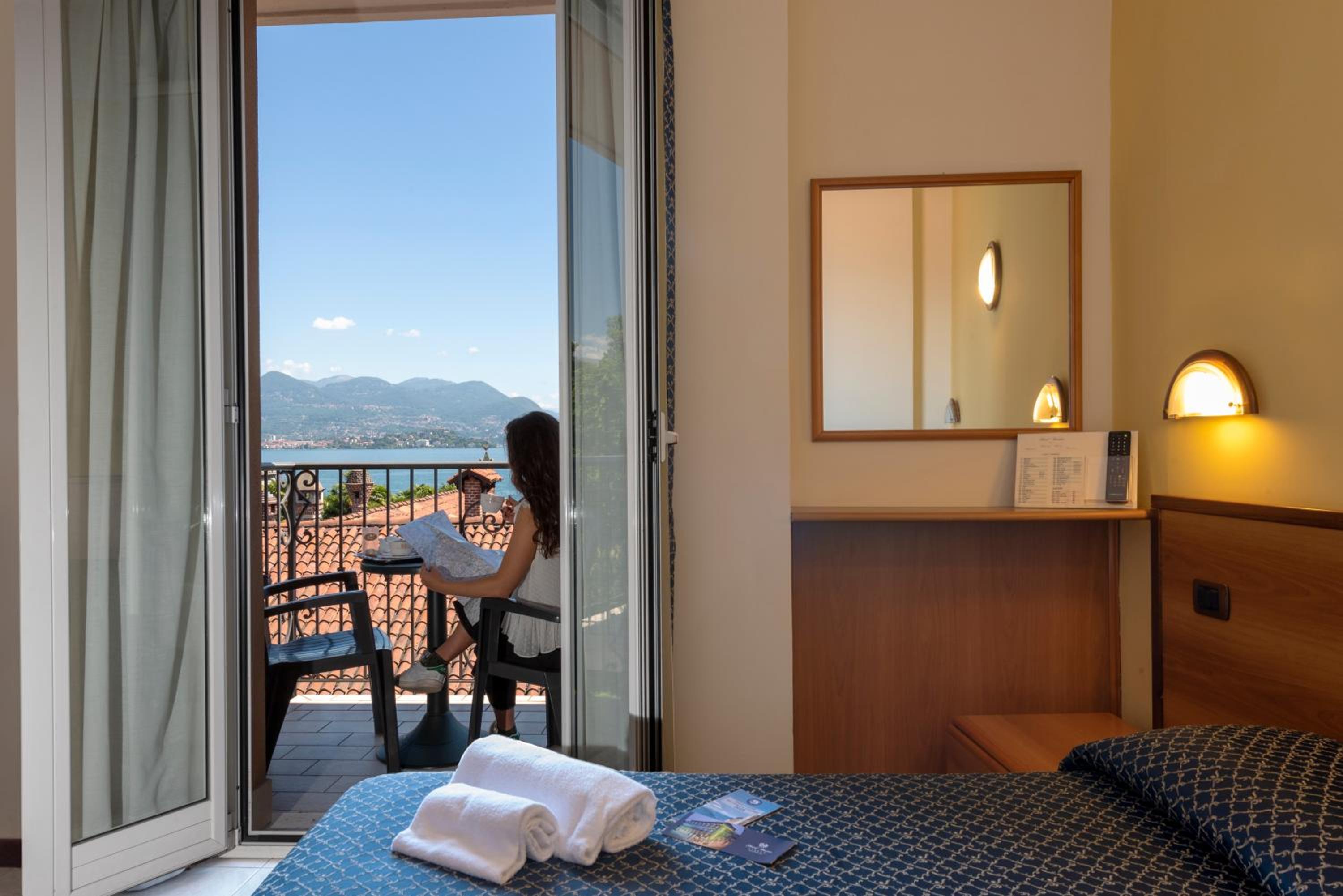 Double or Twin Room with Balcony and Lake View - Photo 6