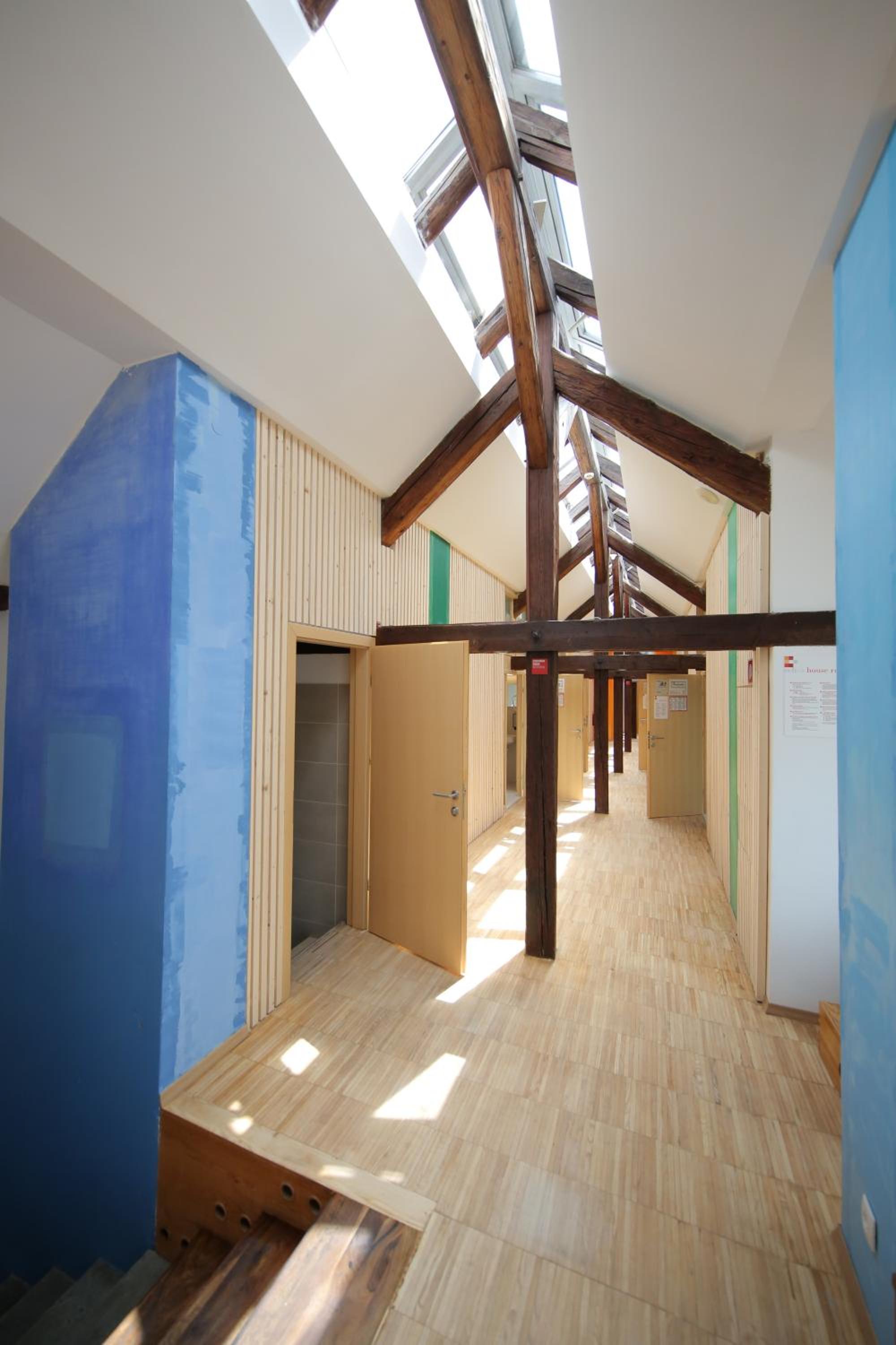 Bed in 12-Bed Dormitory Room with En Suite Bathroom photo 2