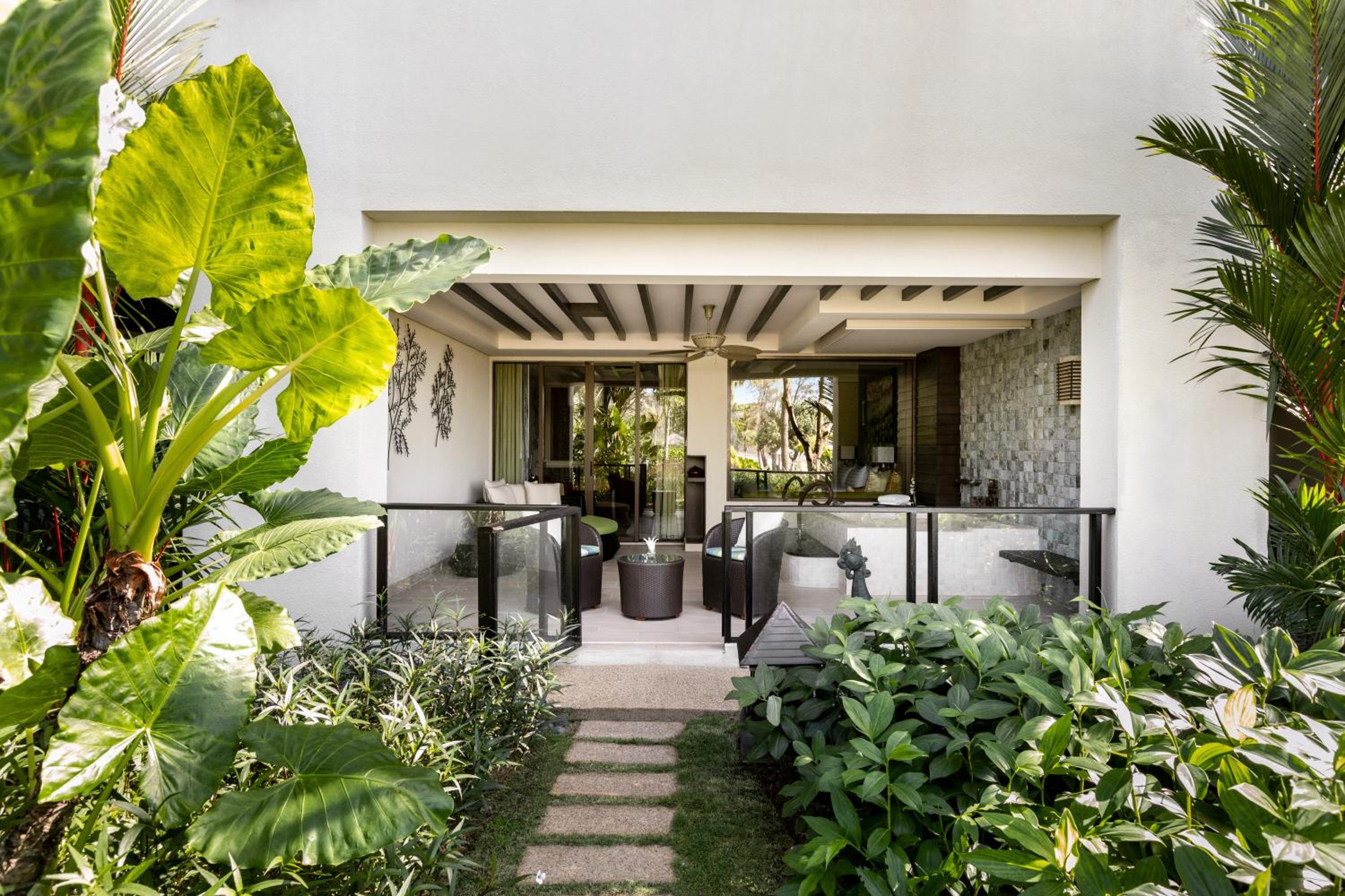 Ocean Wing Junior Suite Garden View King Room  - Photo 2