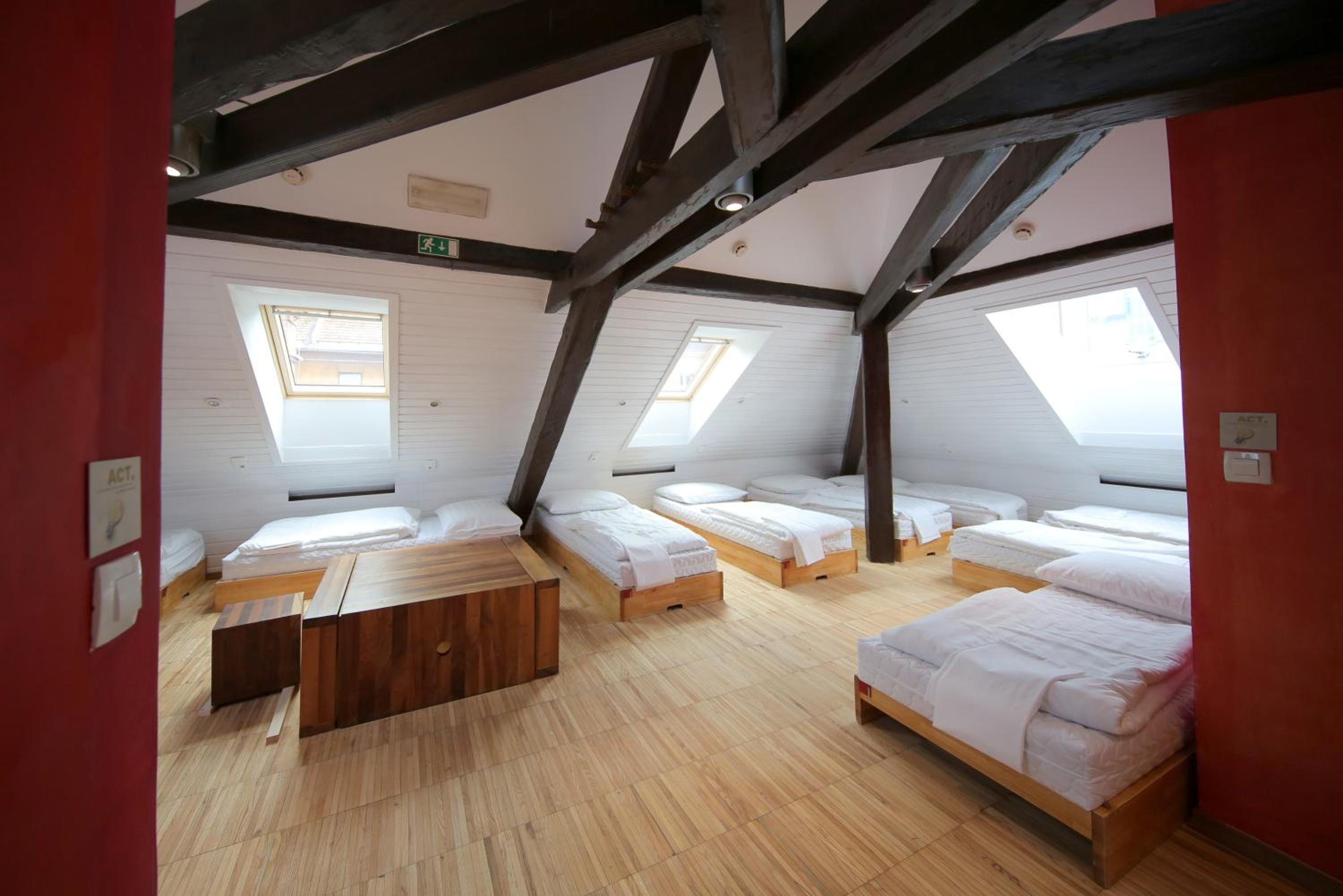 Bed in 12-Bed Dormitory Room with En Suite Bathroom photo 1