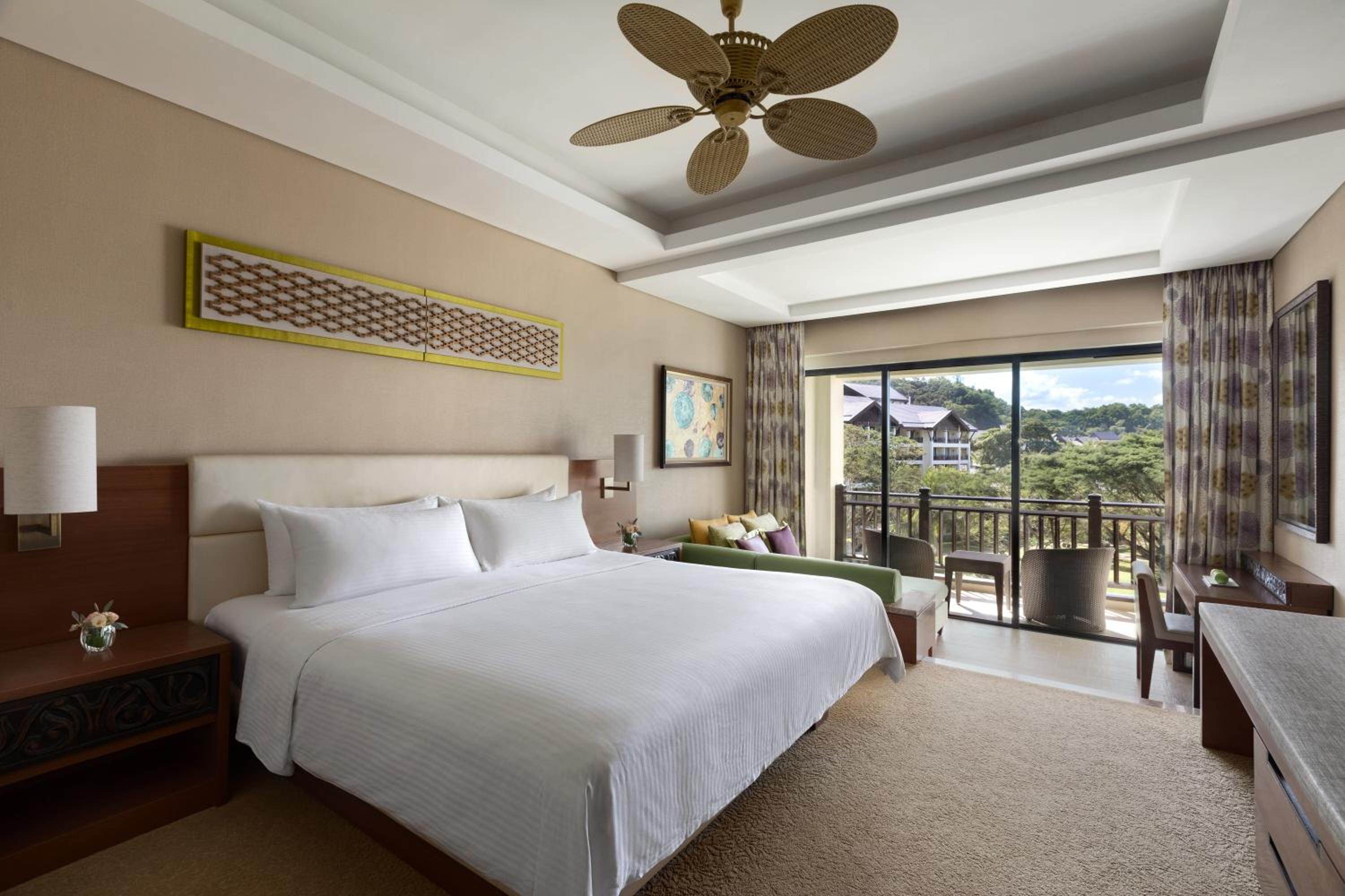 Garden Wing Deluxe King Room - Photo 9