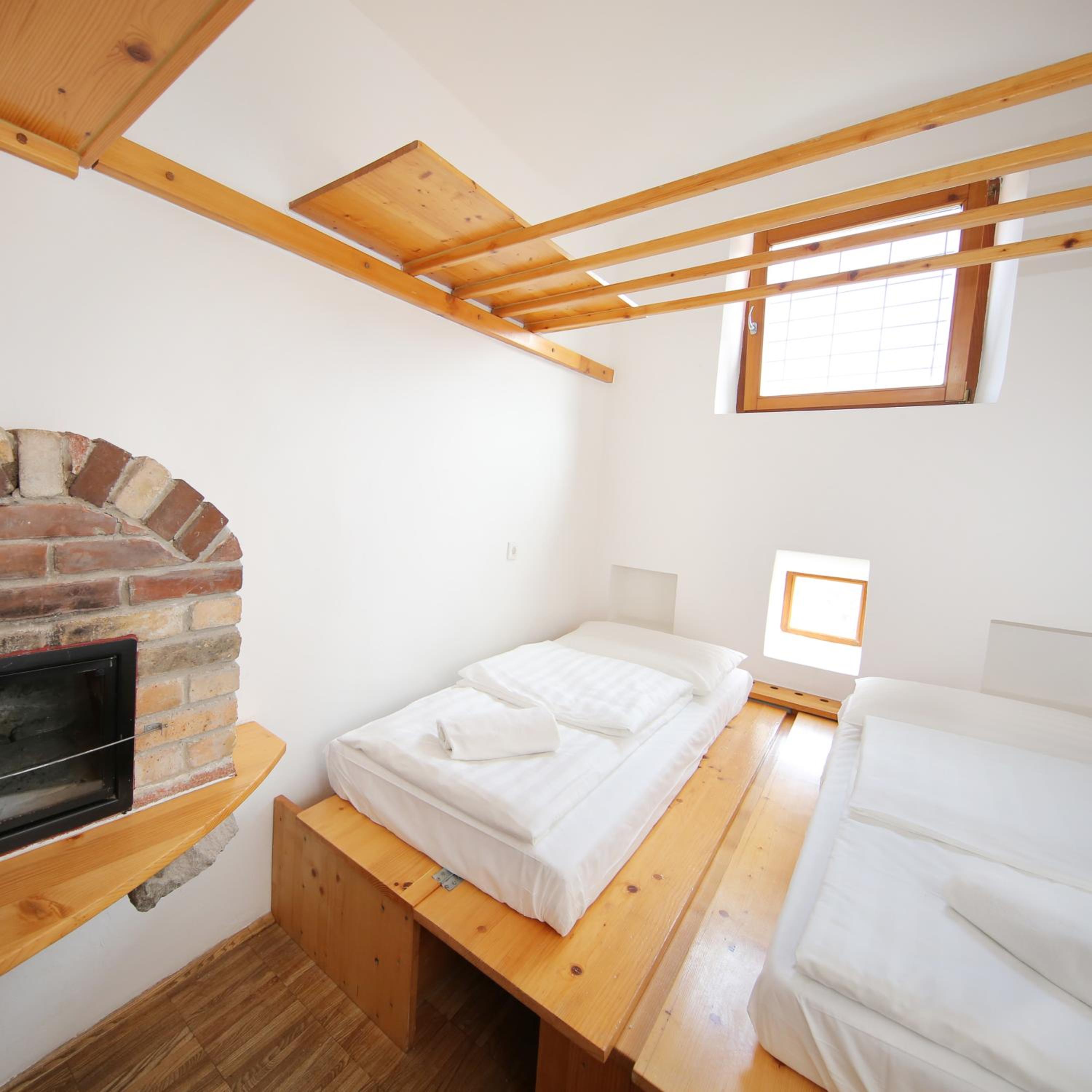 Basic Triple Room with Shared Bathroom photo 1