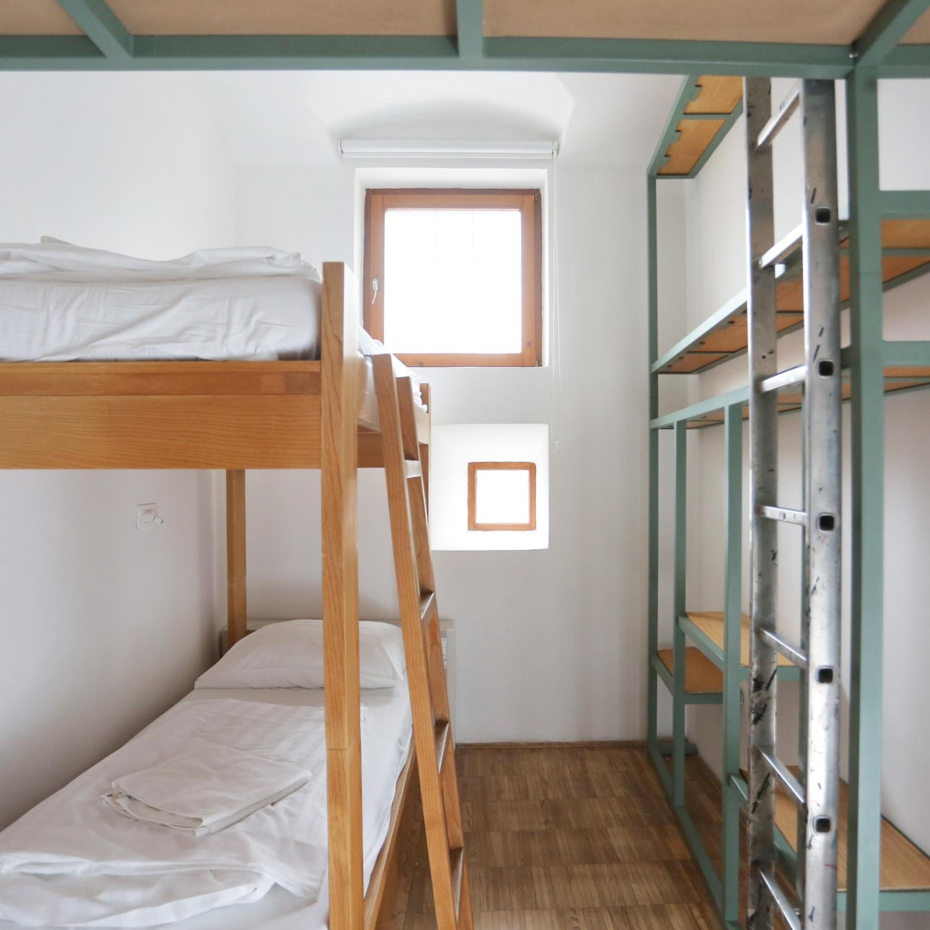 Basic Triple Room with Shared Bathroom photo 2