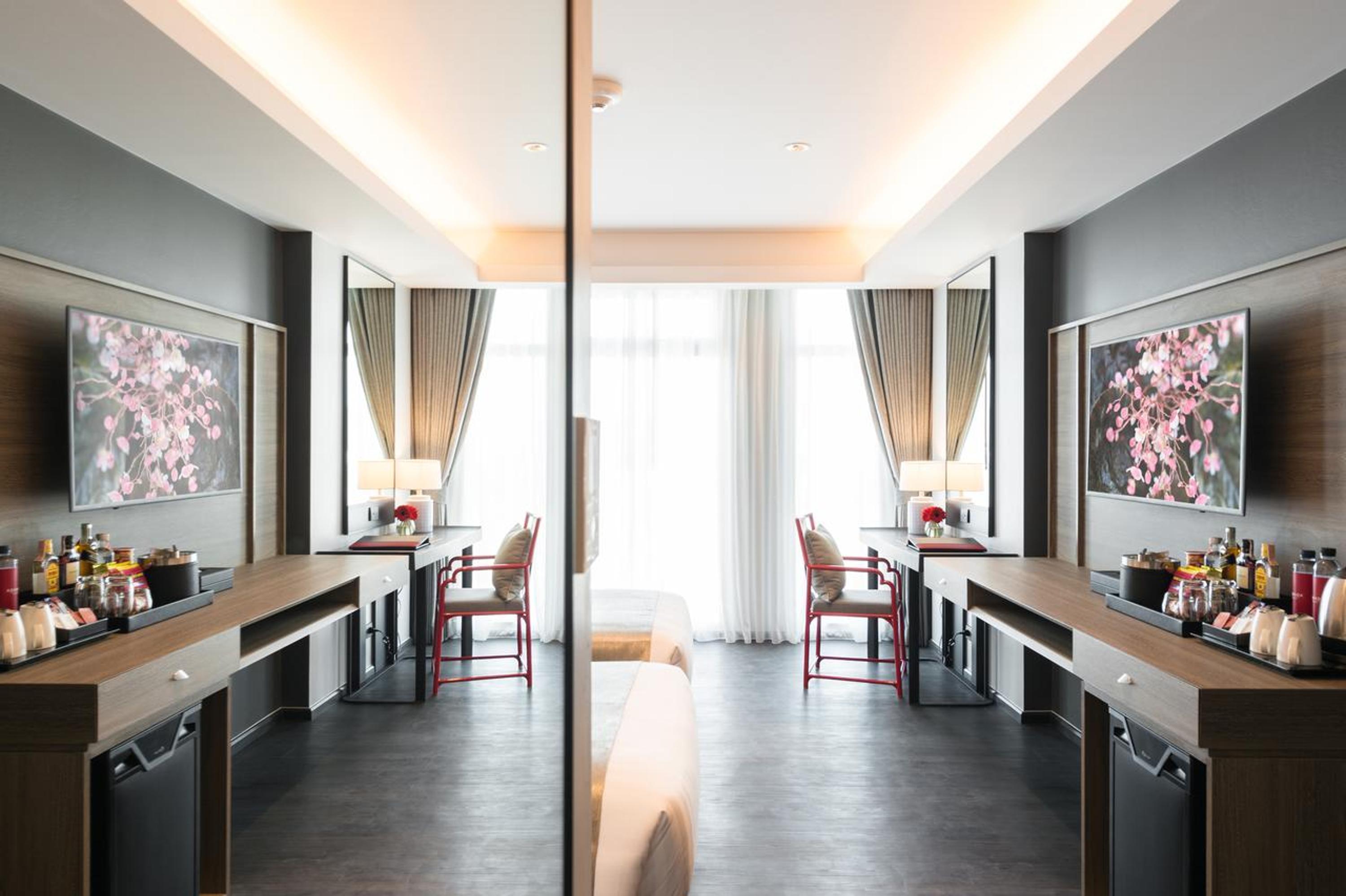 Deluxe King Room - Photo 9