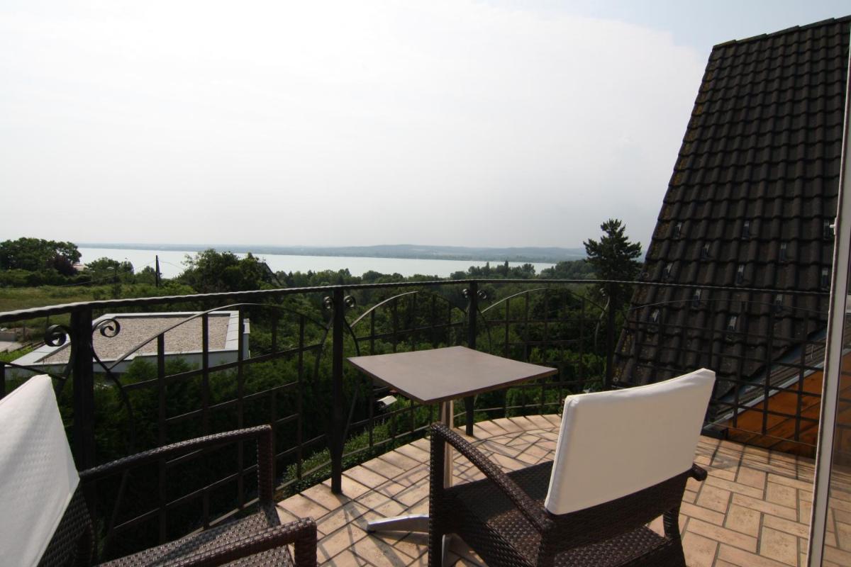 Double Room with Balcony and Lake View photo 2