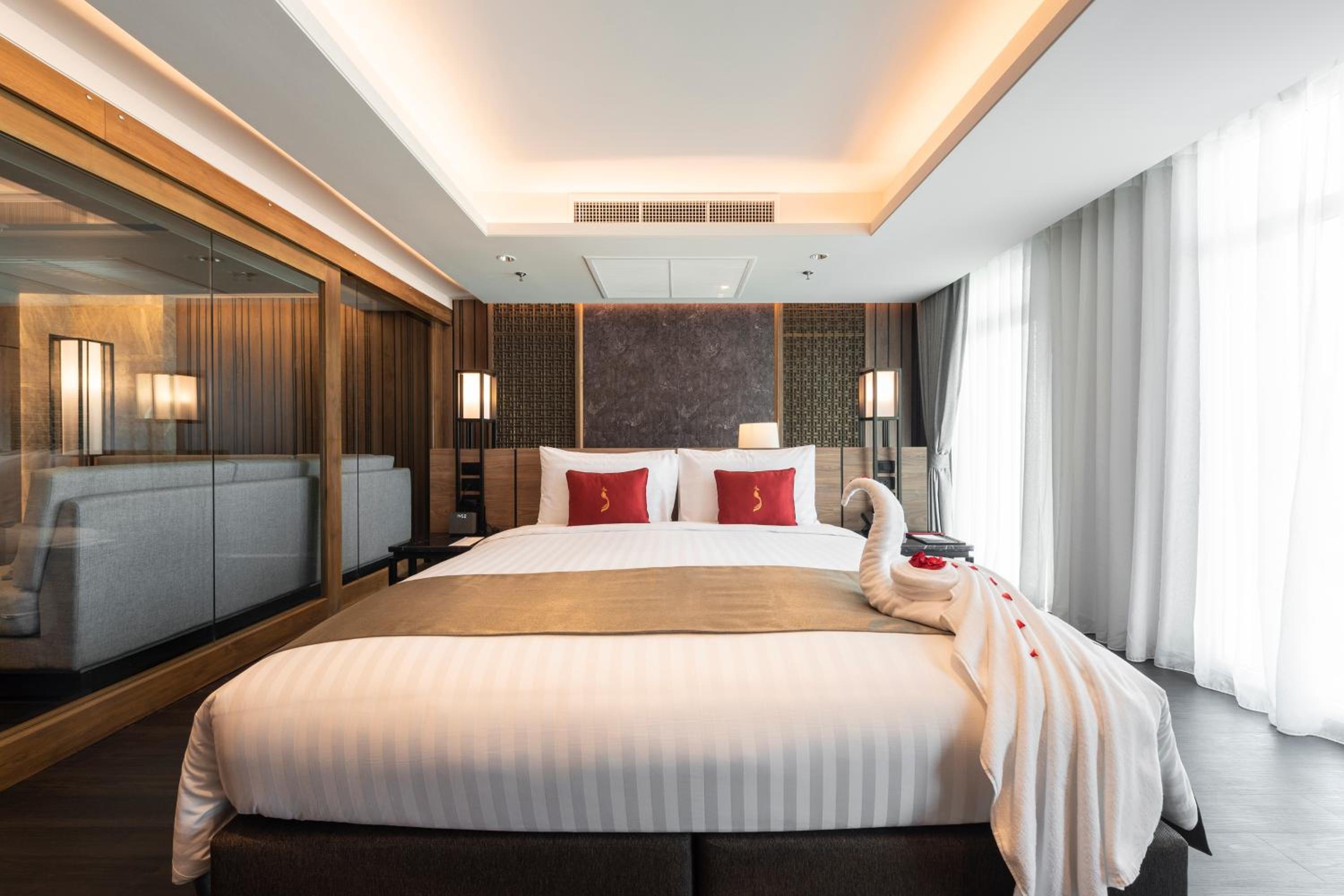 One-Bedroom King Suite - Photo 13
