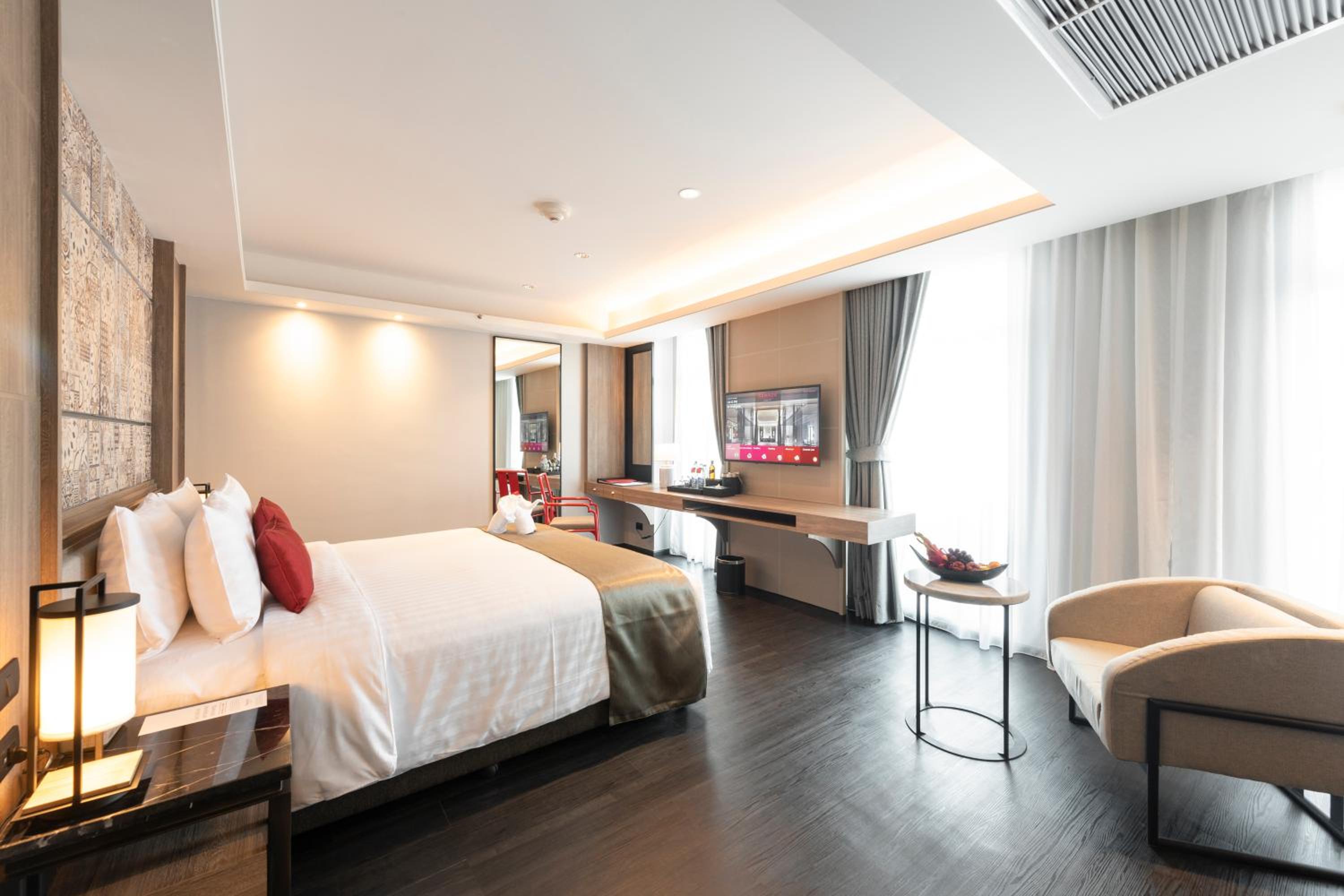 Premium King Room - Photo 5