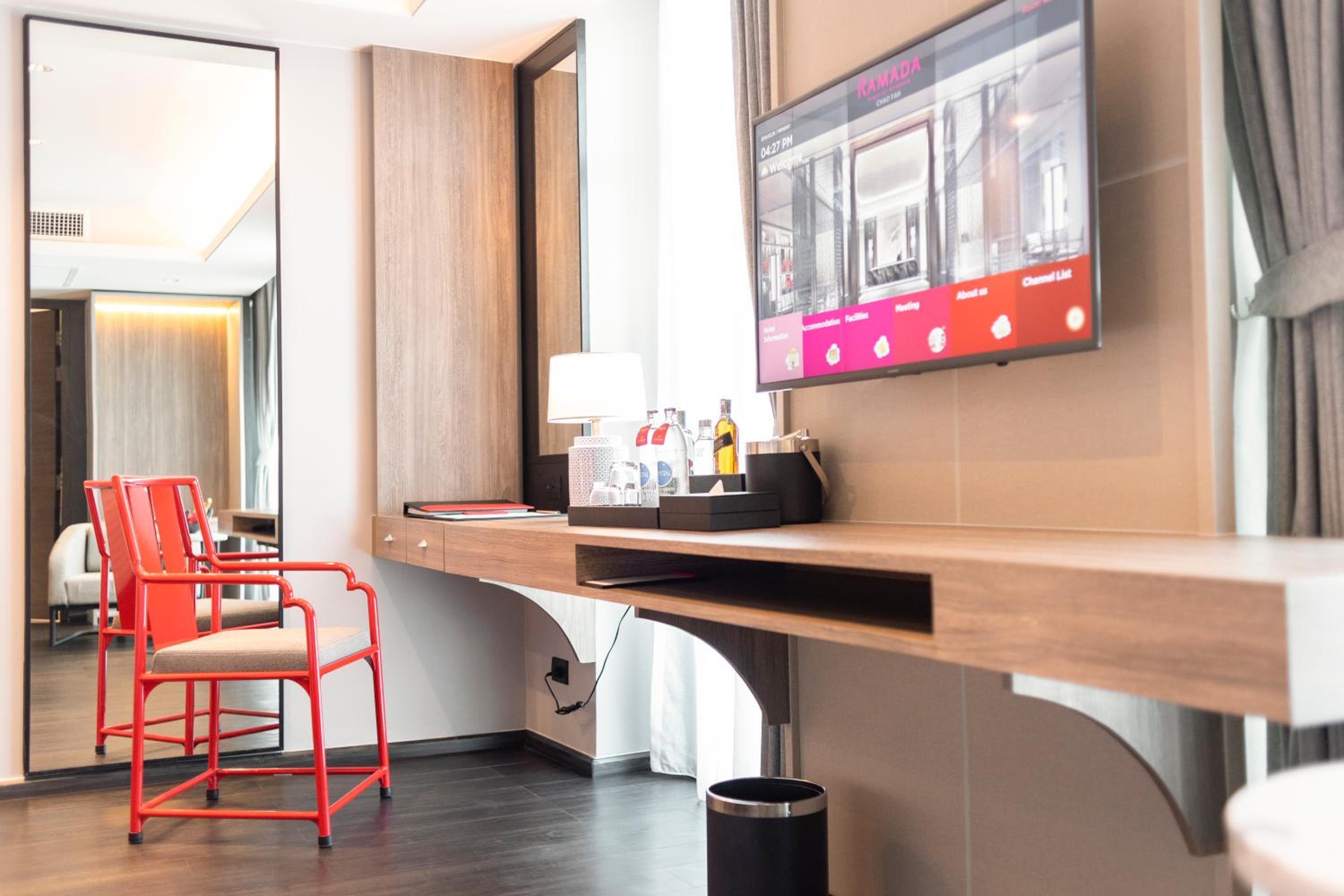 Premium King Room - Photo 7