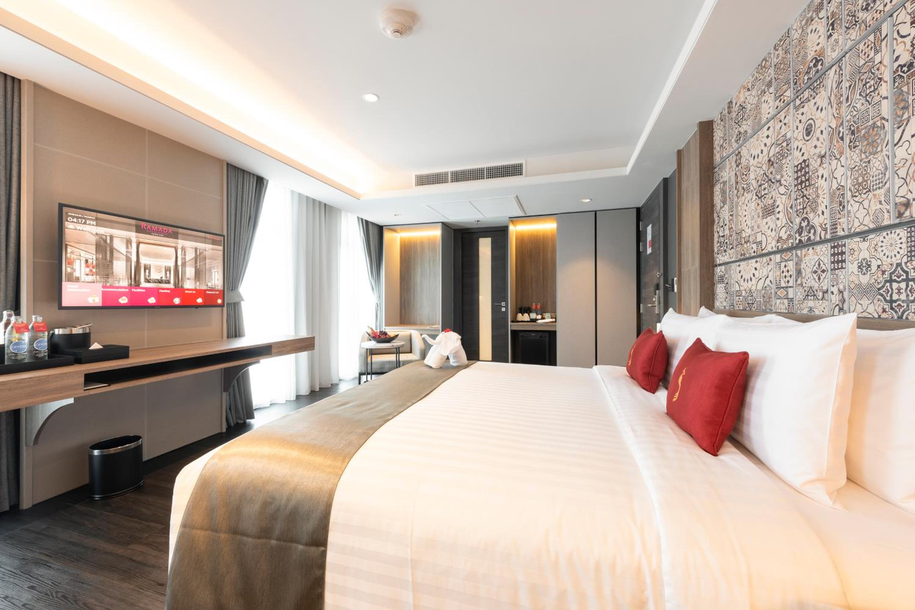 Premium King Room - Photo 6