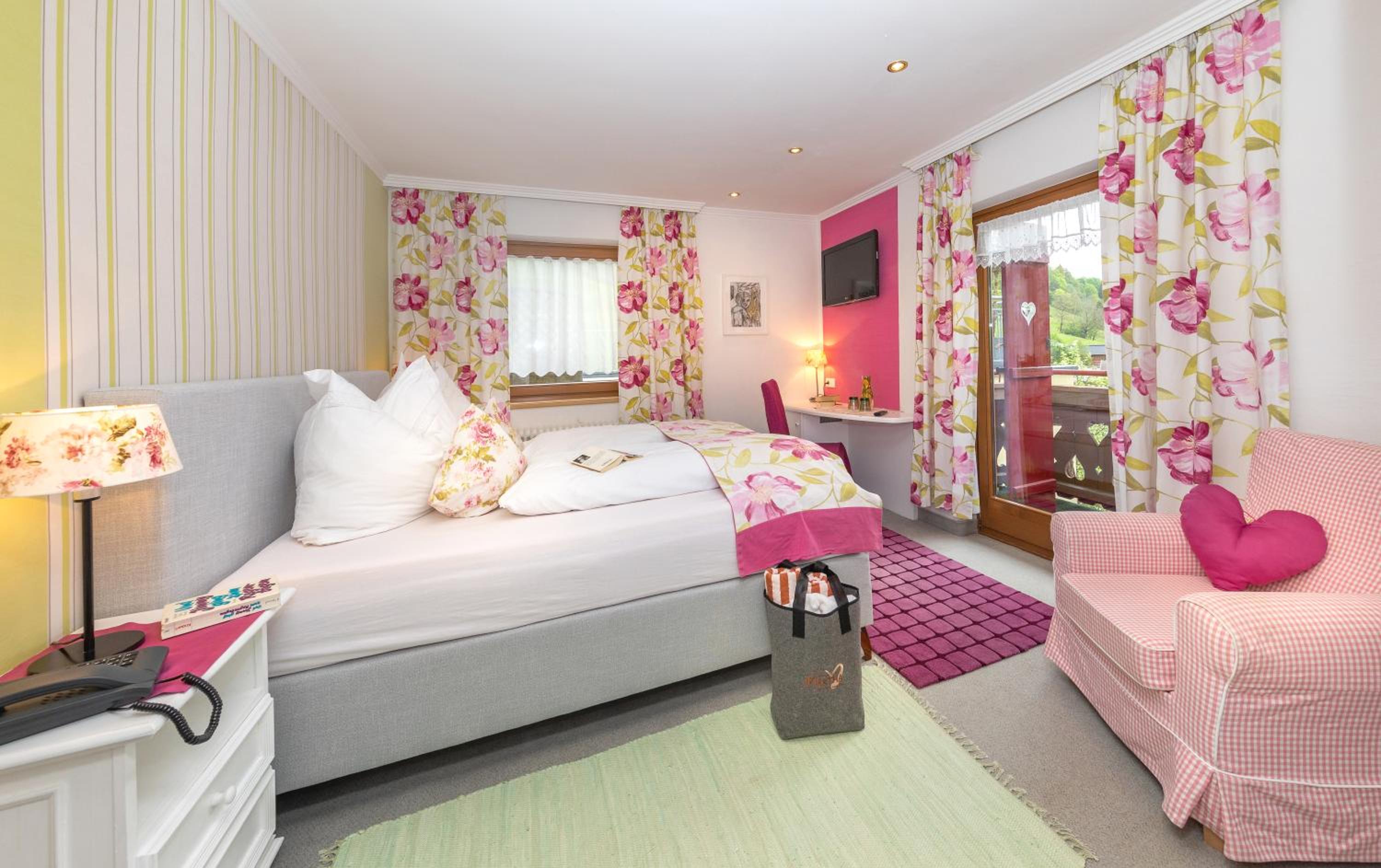 Classic Double Room with Balcony - Photo 3
