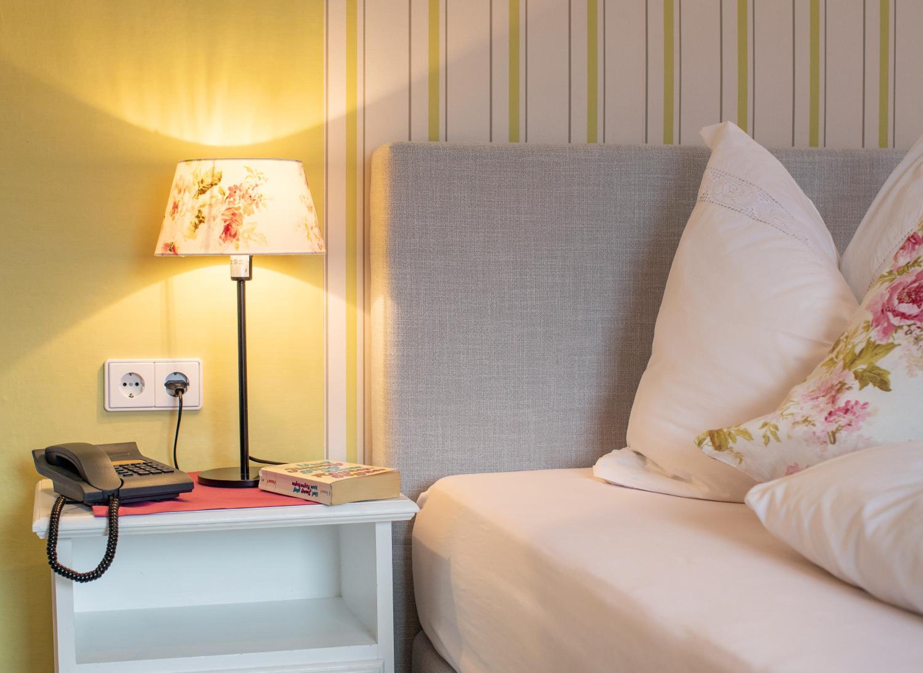 Classic Double Room with Balcony - Photo 5