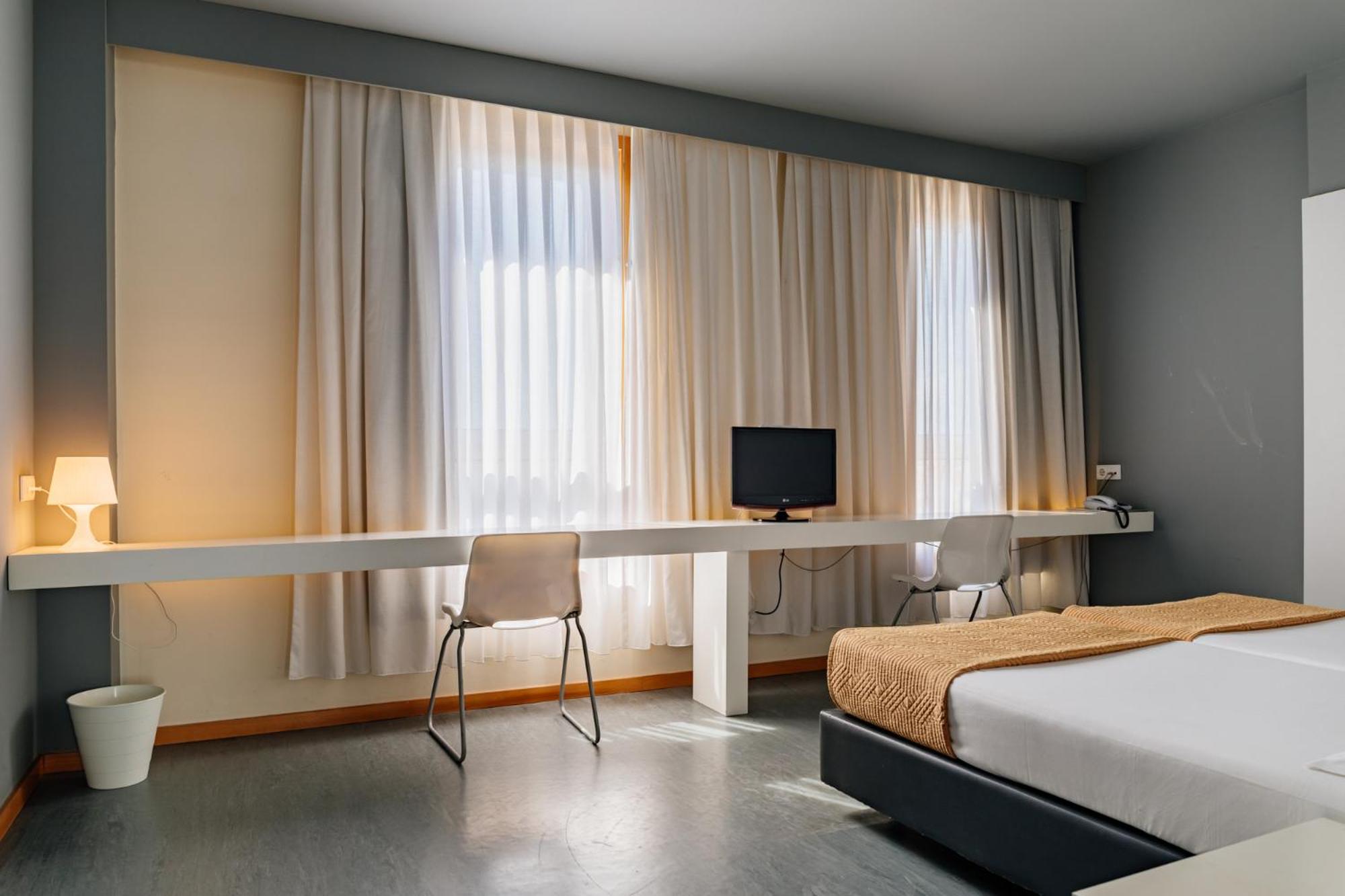 Standard Twin Room - Photo 2