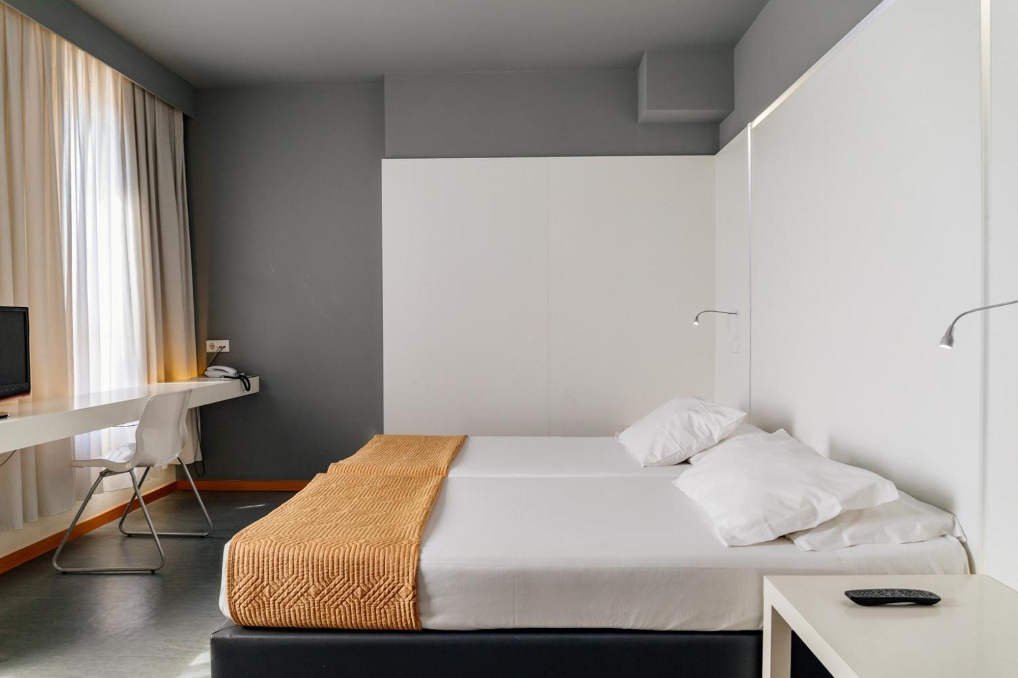 Standard Twin Room - Photo 4