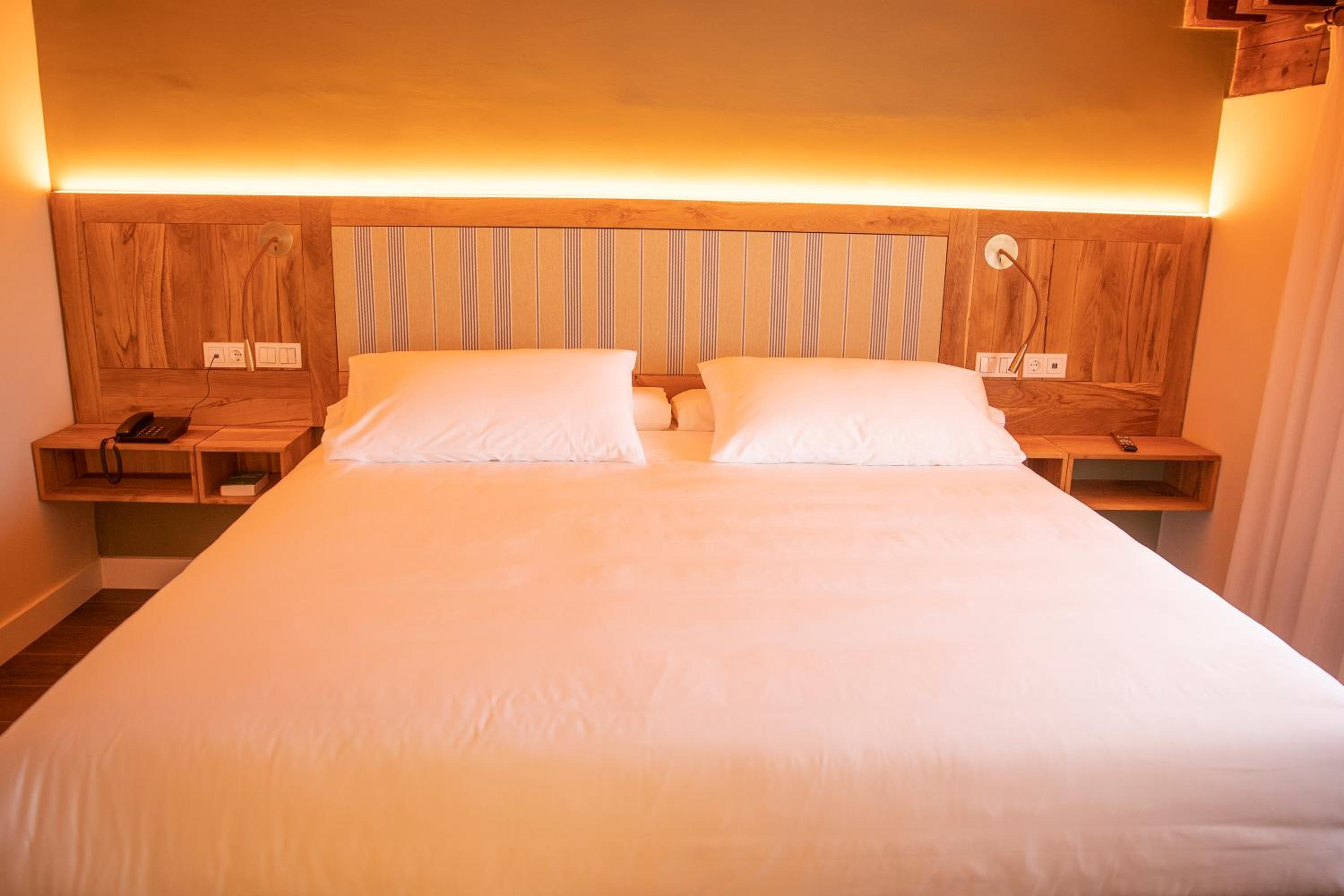 Double or Twin Room - Photo 3