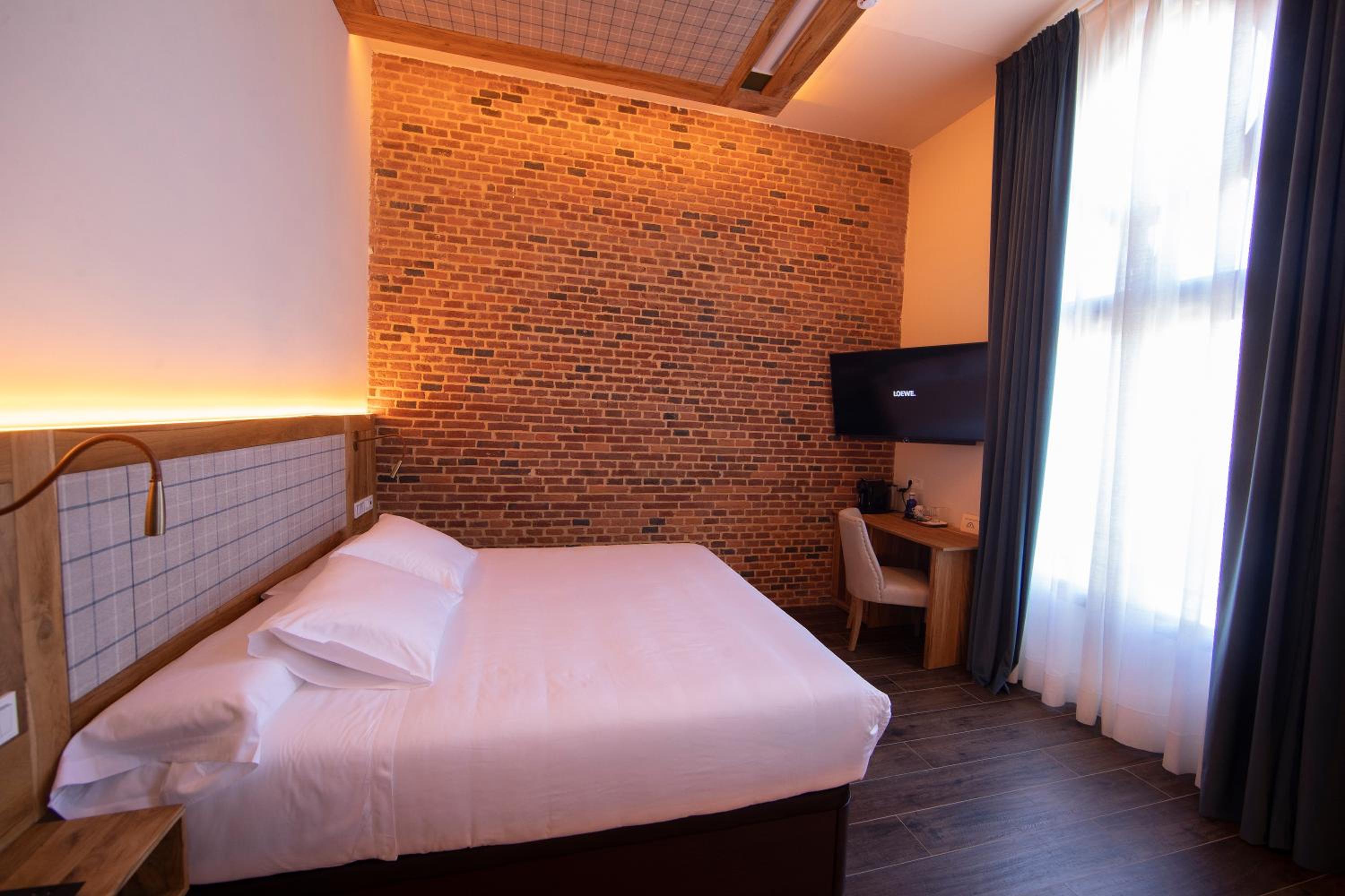 Deluxe Junior Suite - Photo 2