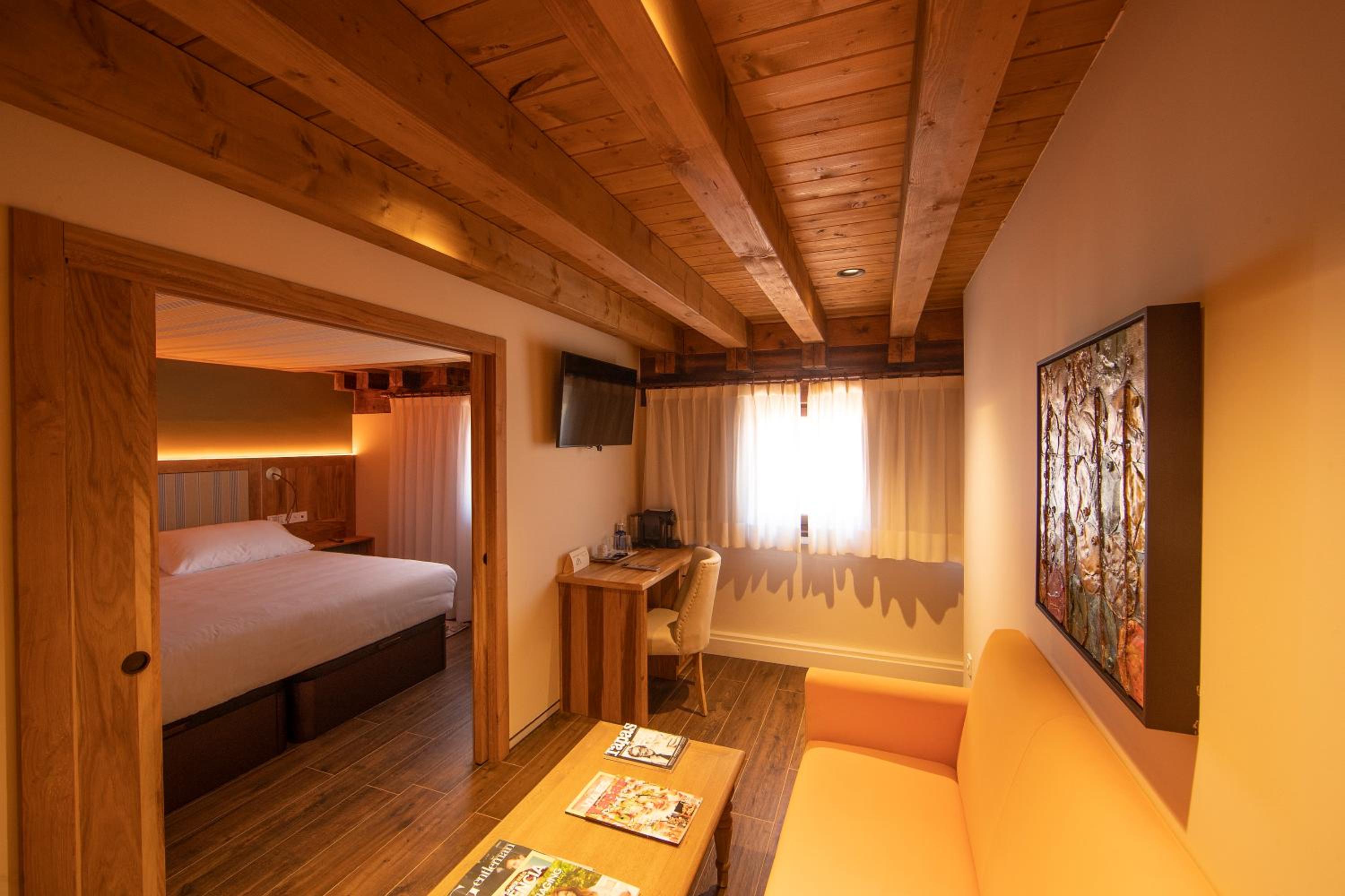 Deluxe Junior Suite - Photo 4