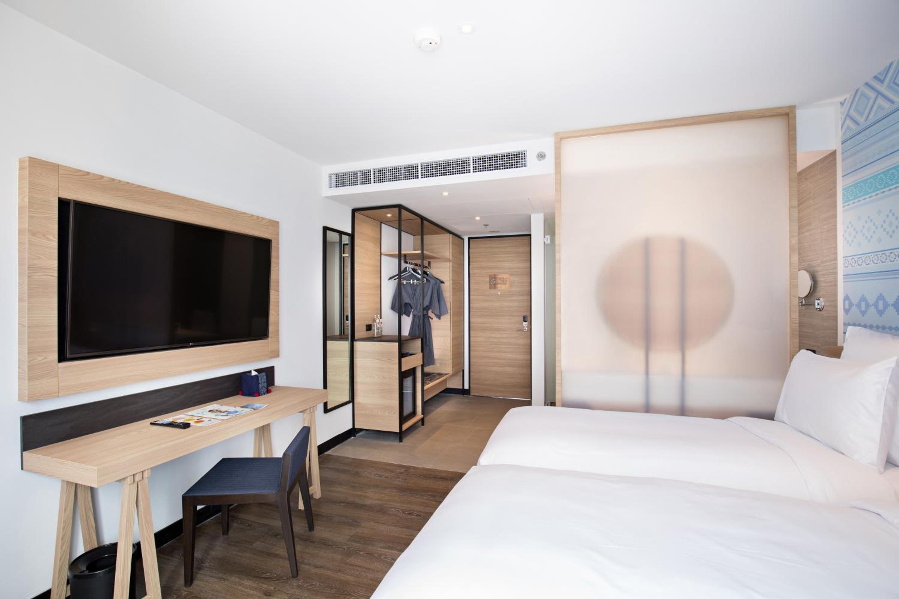 Deluxe Room Twin Beds - Photo 3