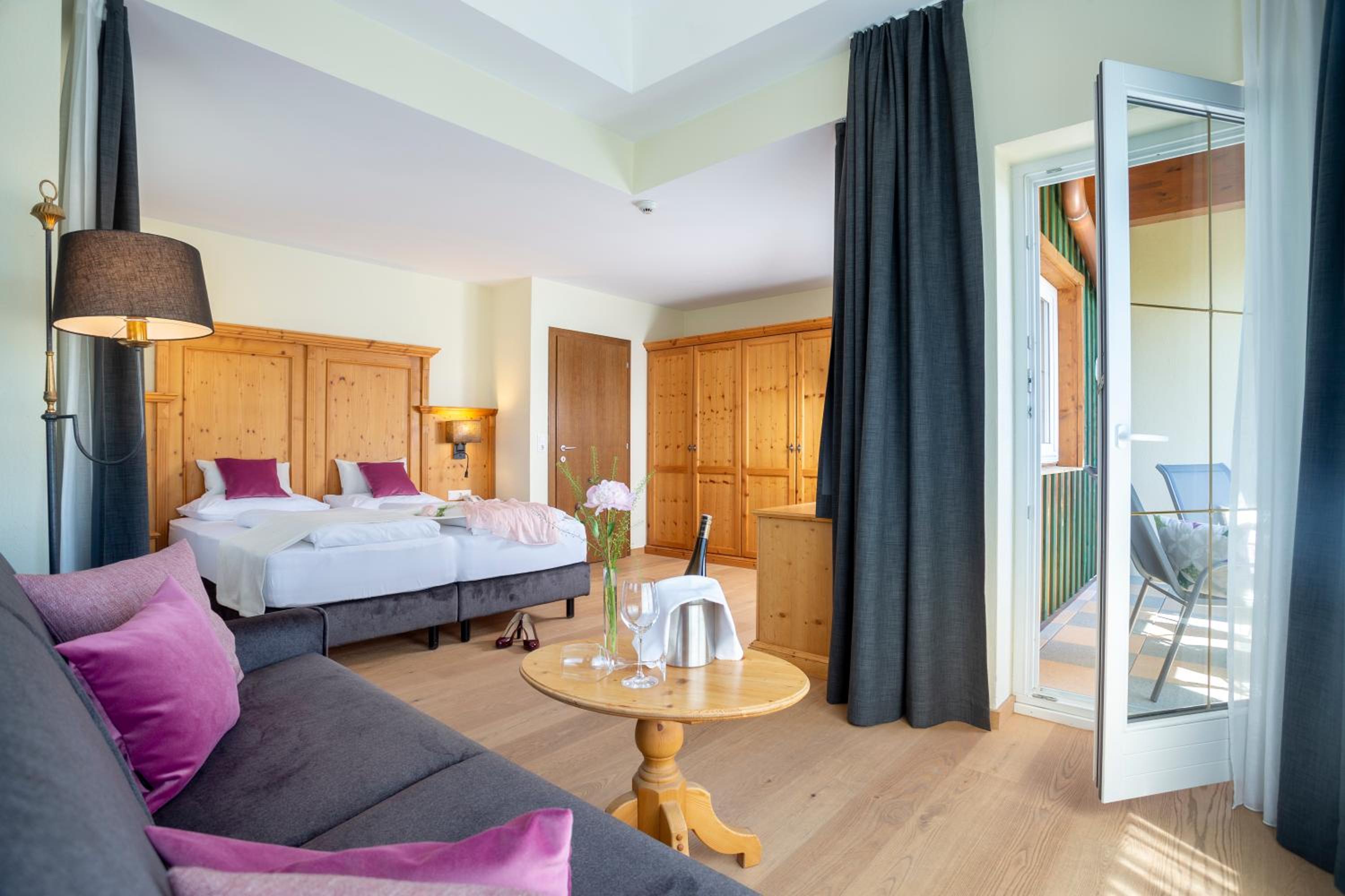 Junior Suite with Balcony - Photo 7