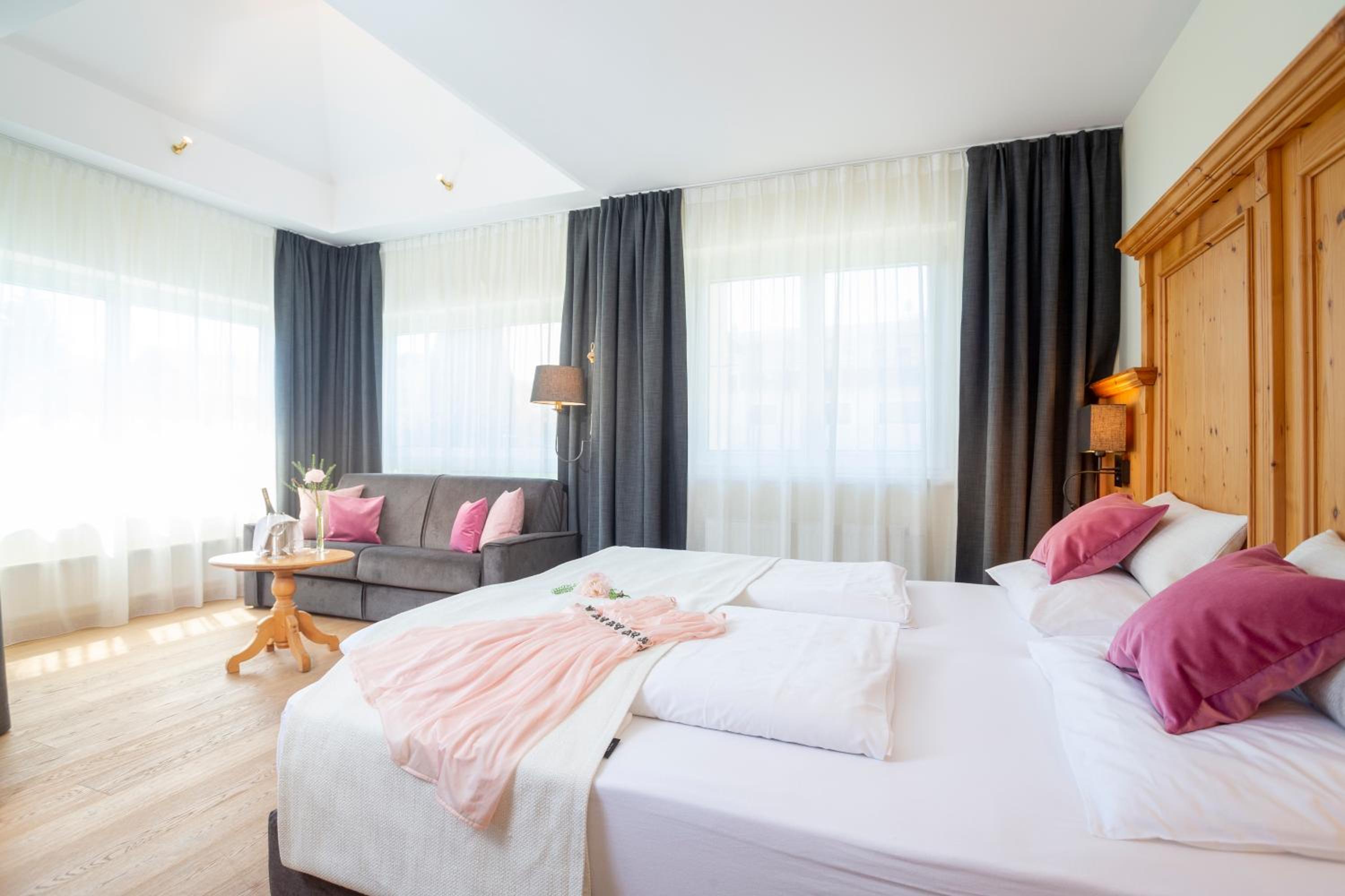 Junior Suite with Balcony - Photo 1