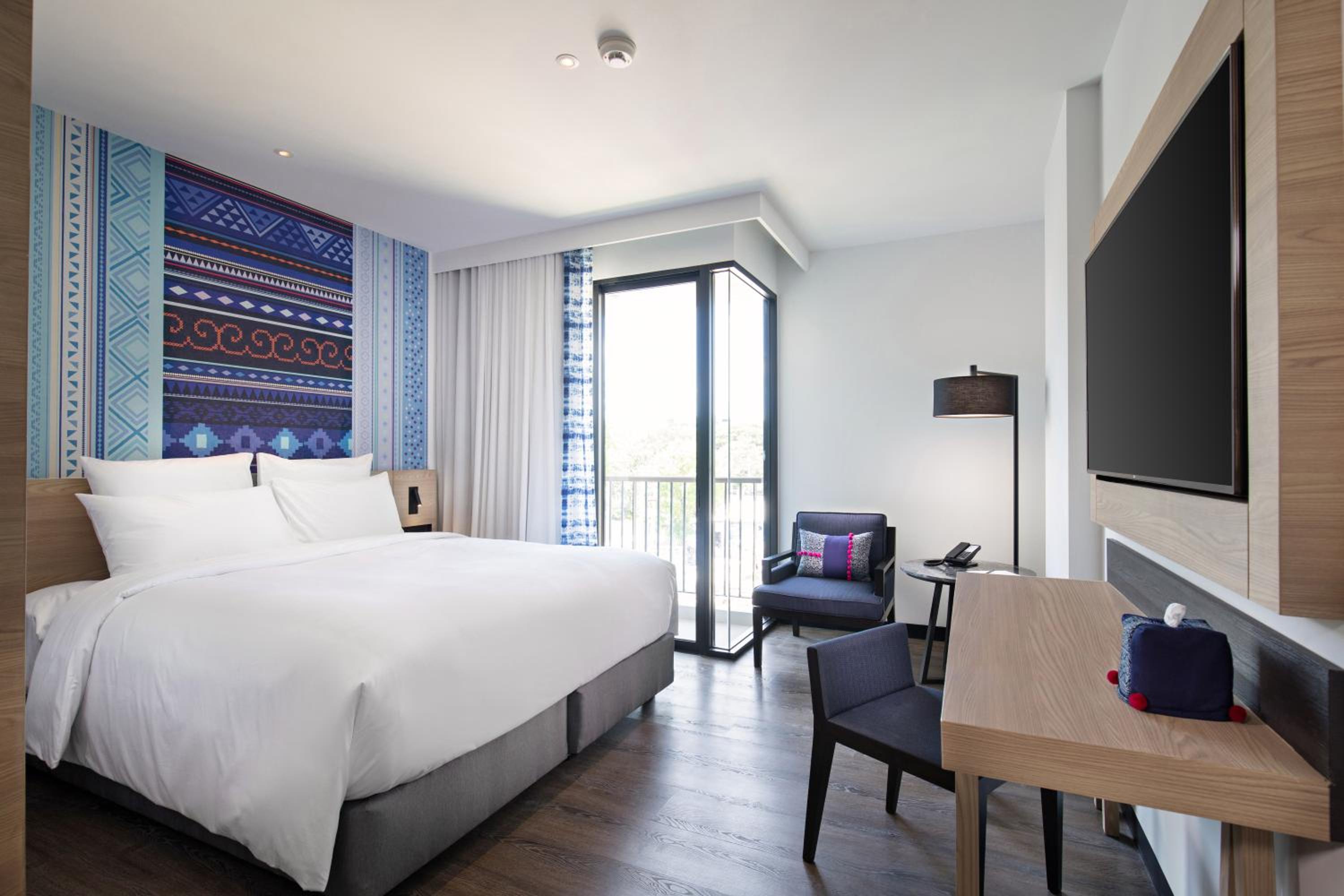 Superior King Room with Balcony - Photo 3