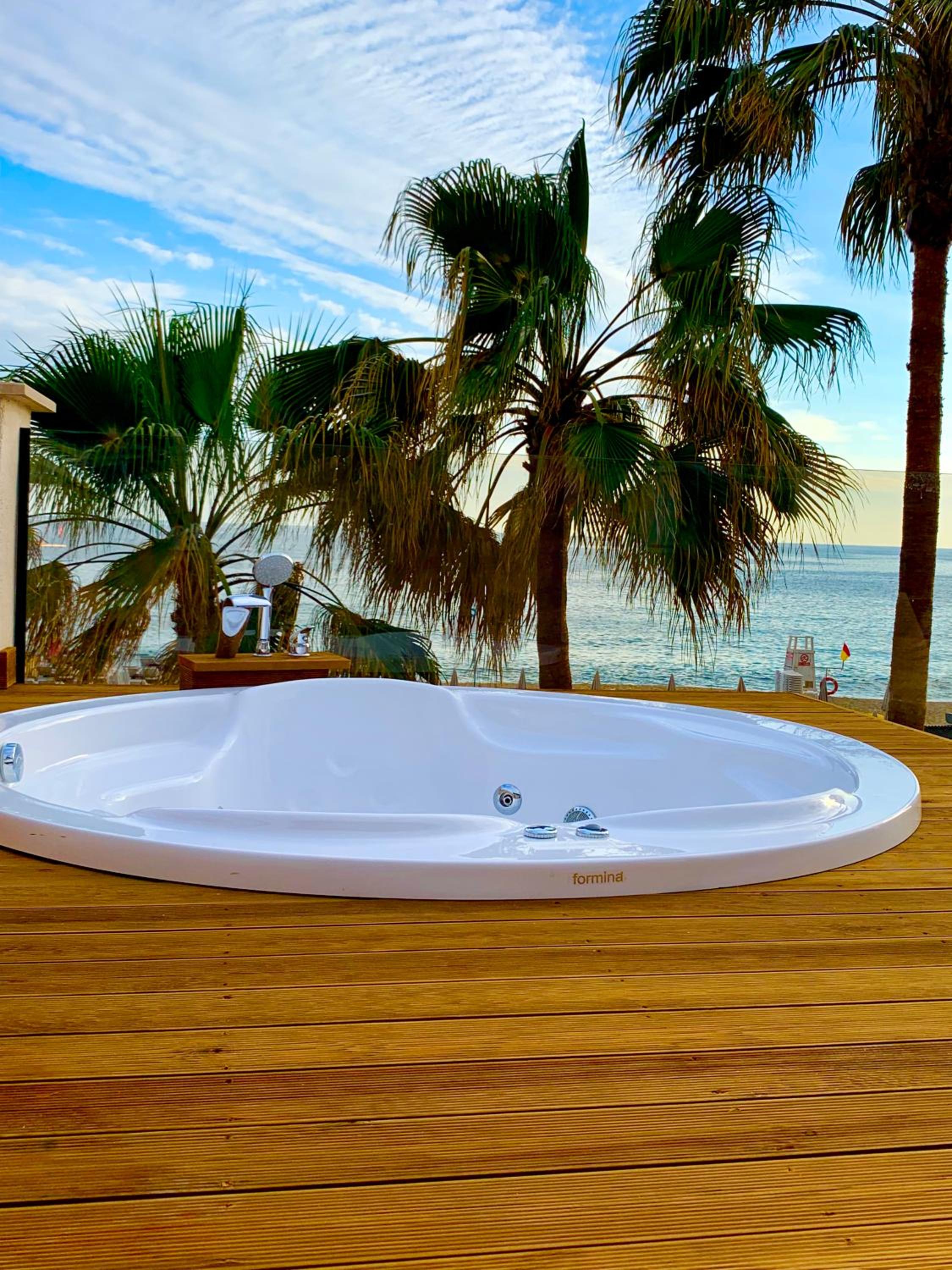 Deluxe Suite with Sea View thumbnail 6