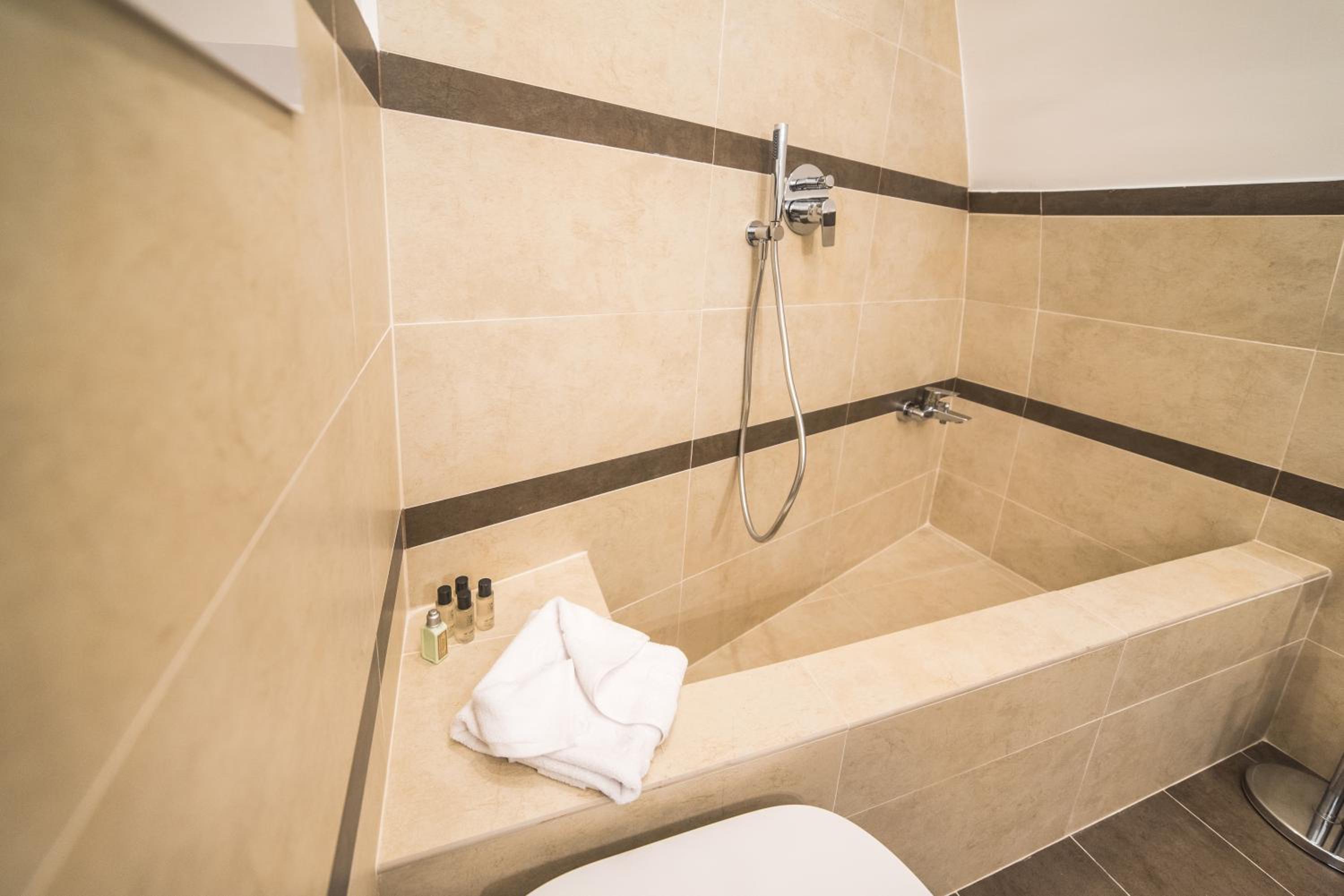 Luxury Suite - Photo 2
