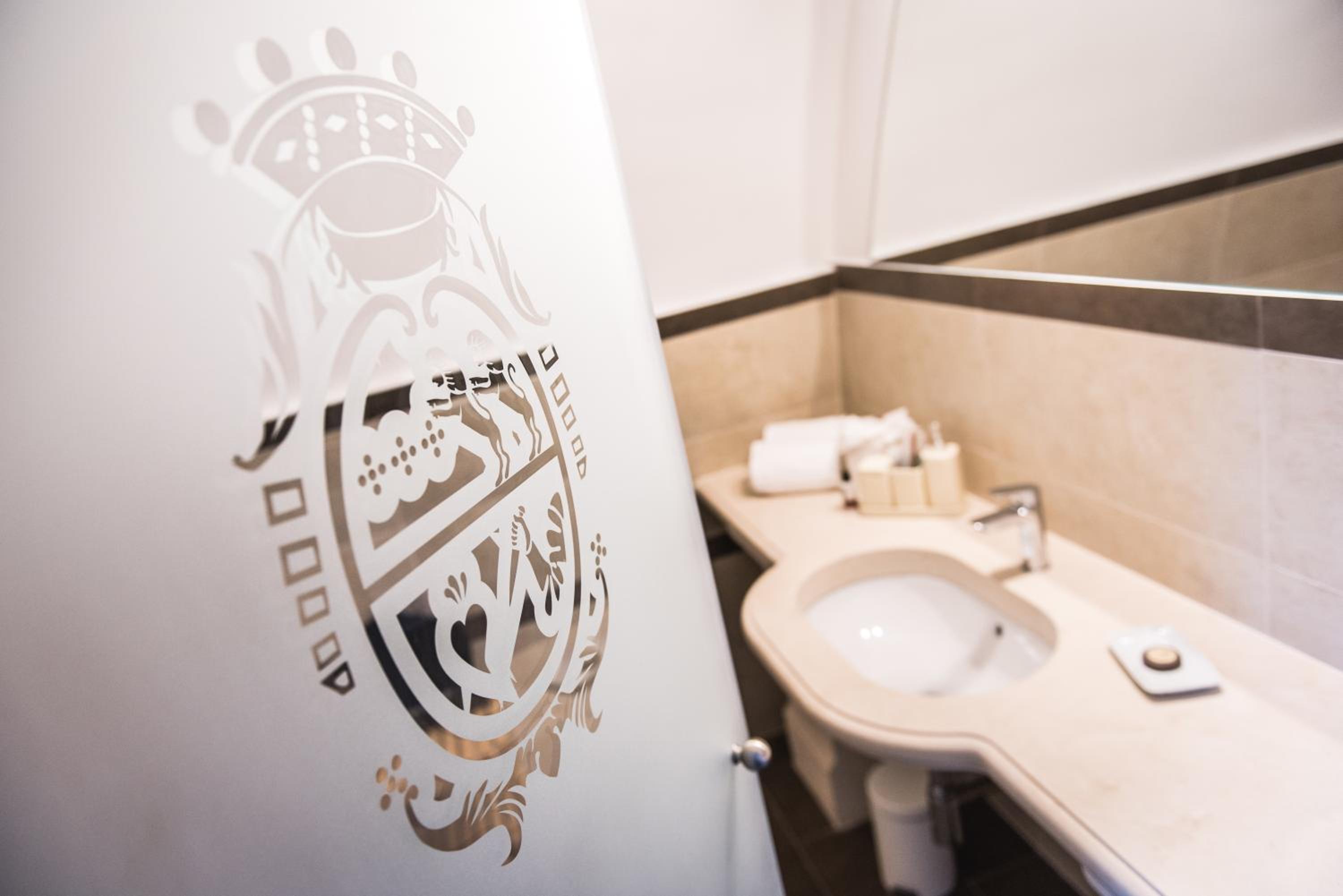 Luxury Suite - Photo 9