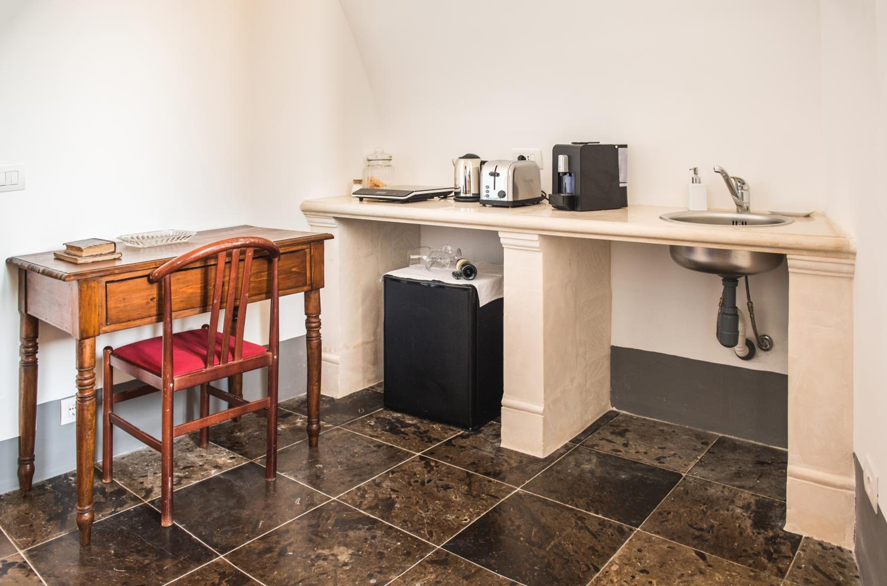 Luxury Suite - Photo 6