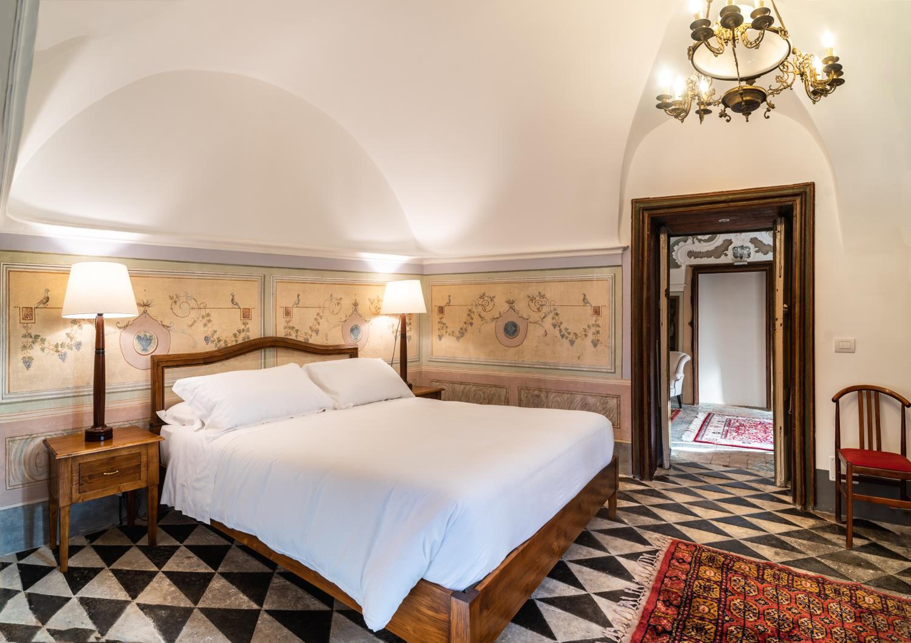 Luxury Suite - Photo 10