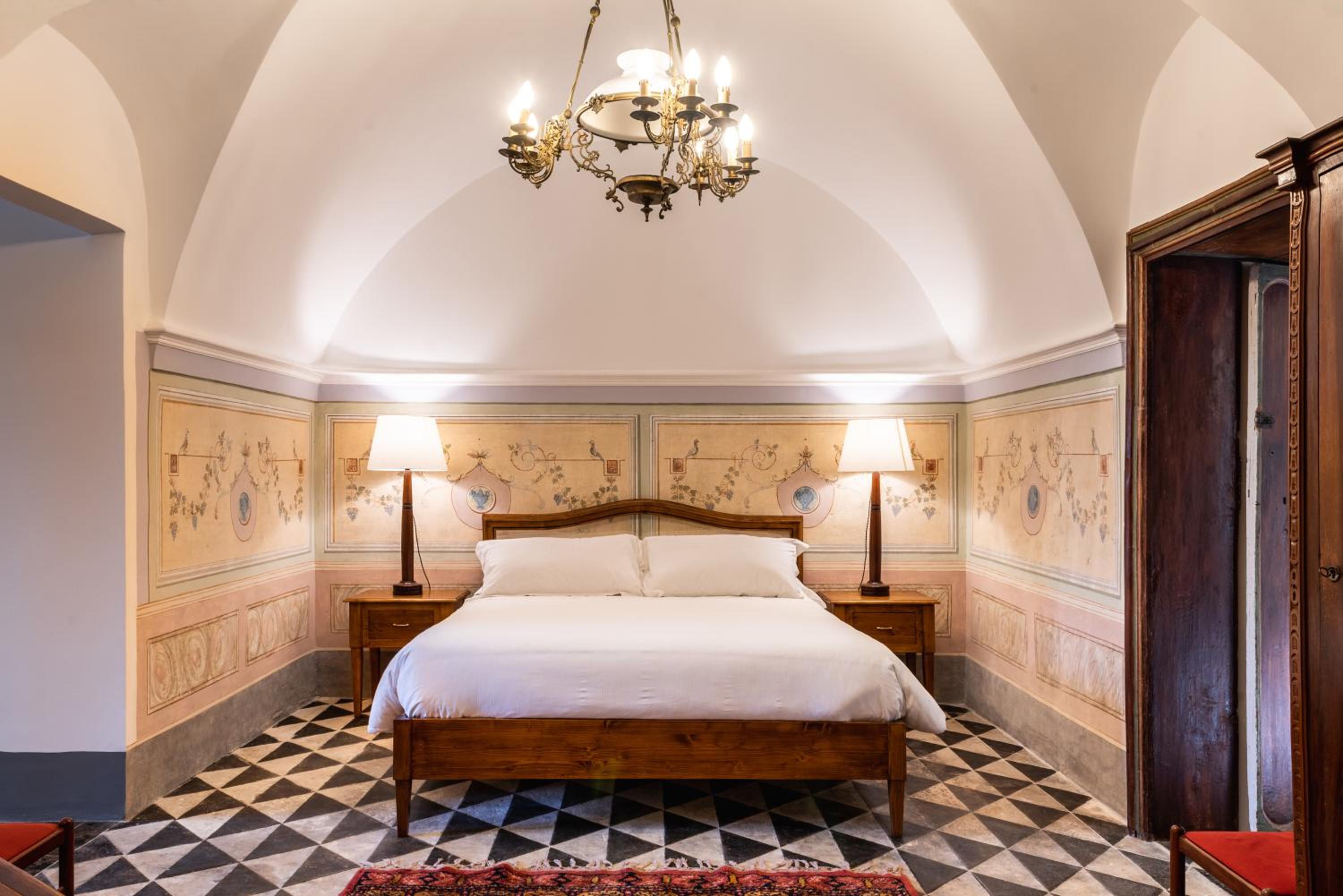 Luxury Suite - Photo 8