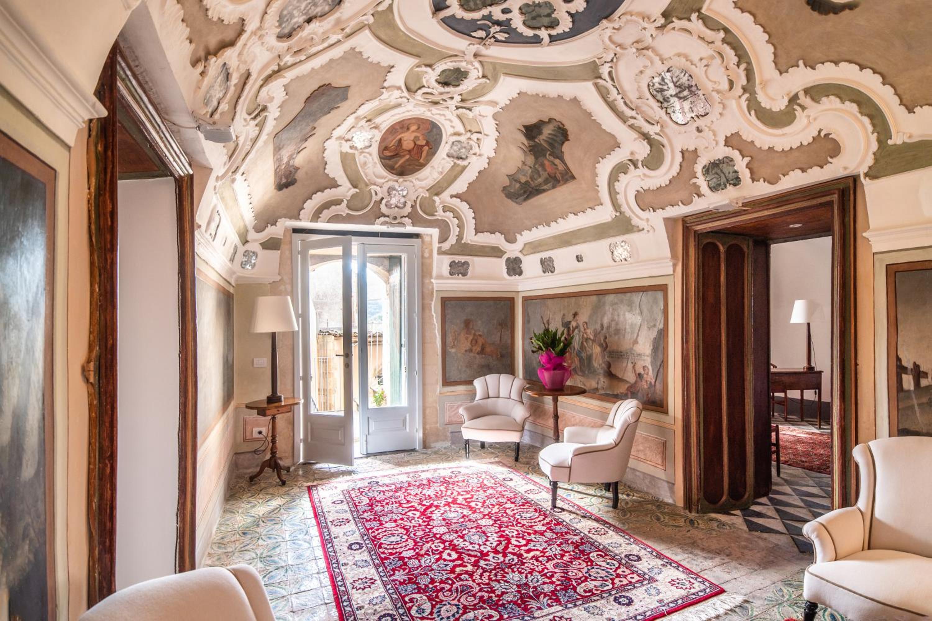 Luxury Suite - Photo 7