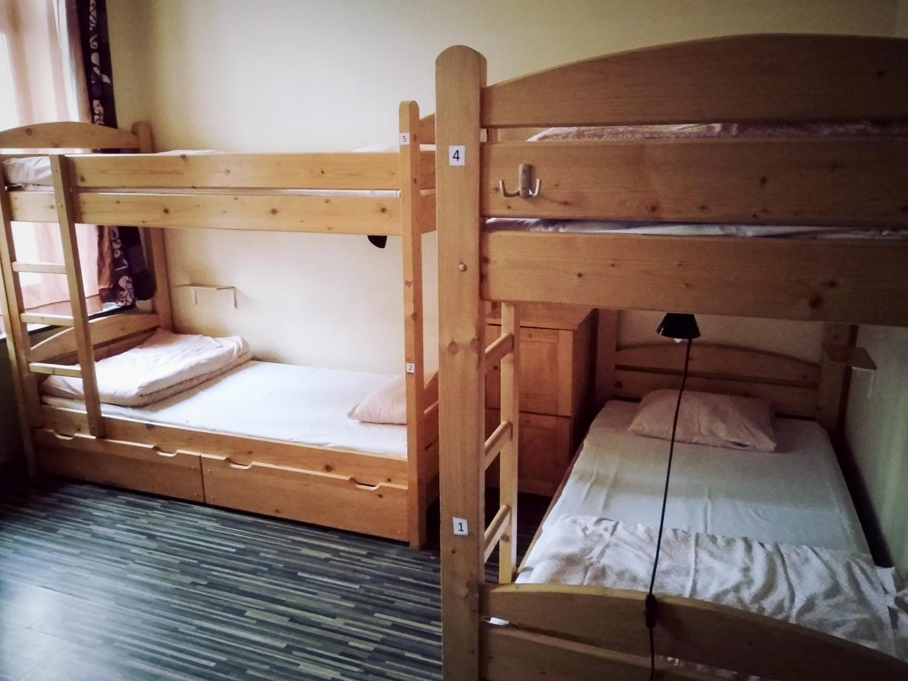 6-Bed Mixed Dormitory Room photo 2