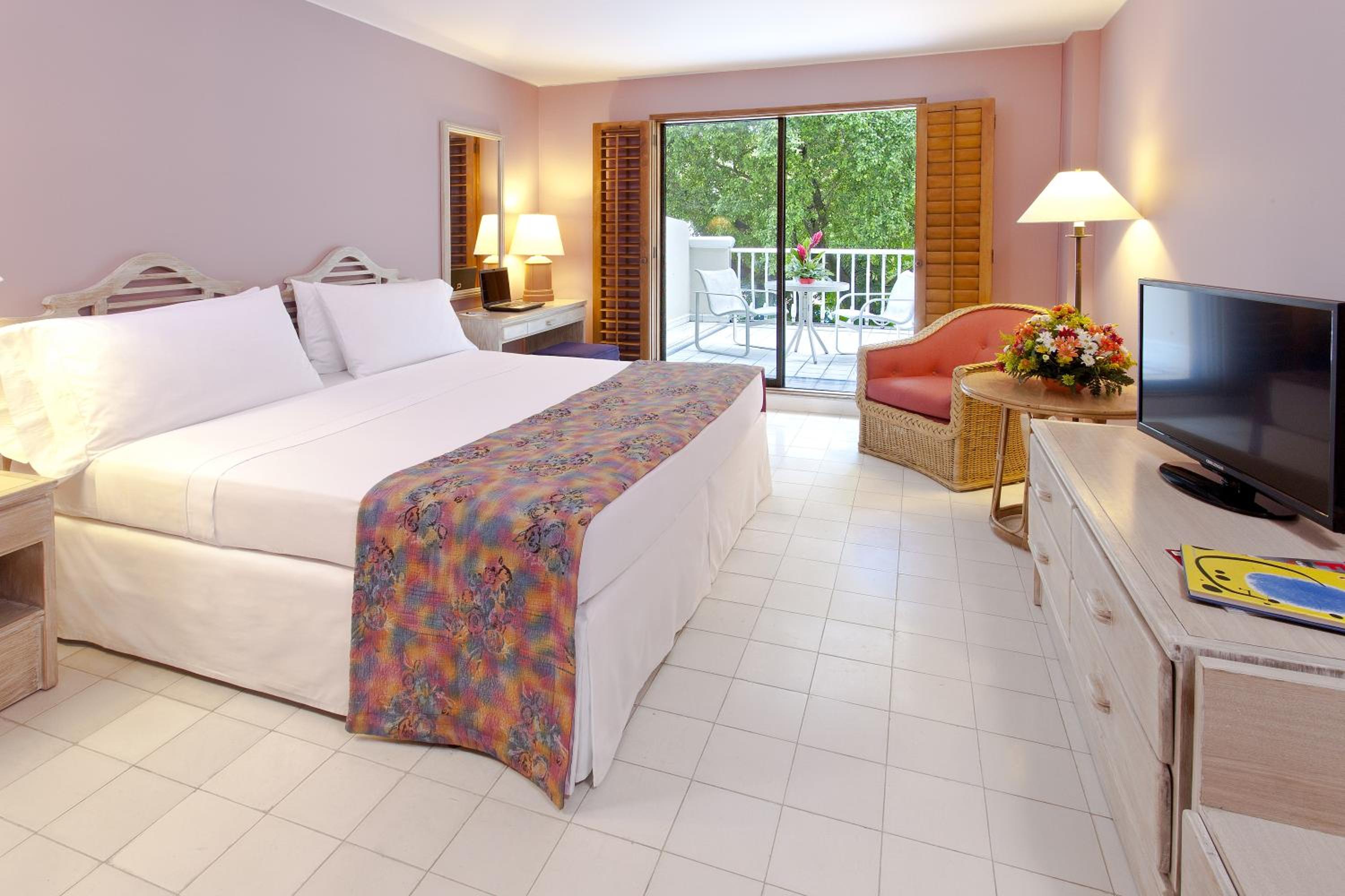 Queen Room with Pool View photo 1