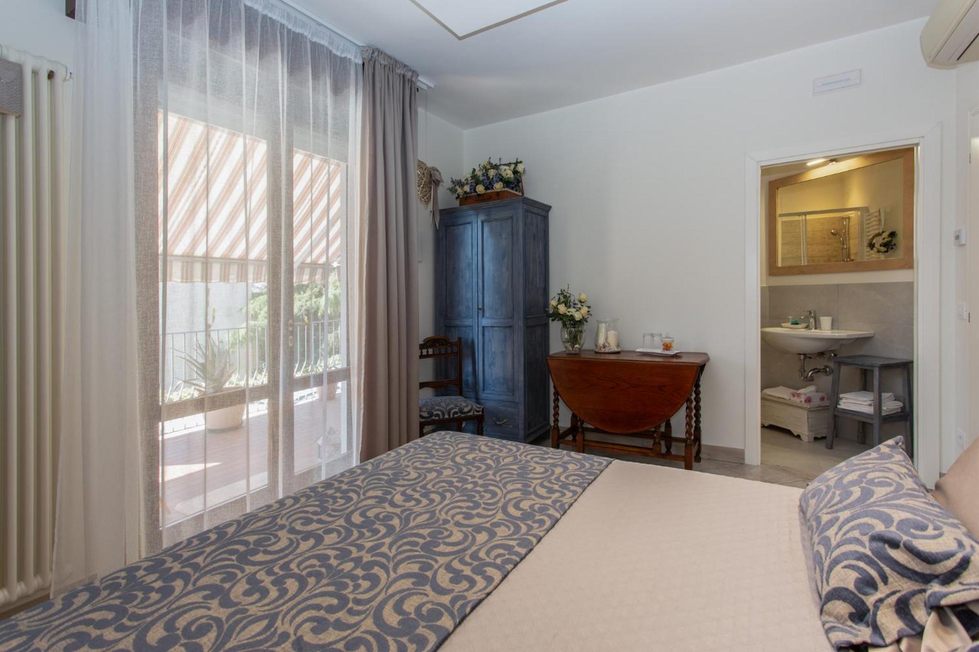 Deluxe King Room photo 1