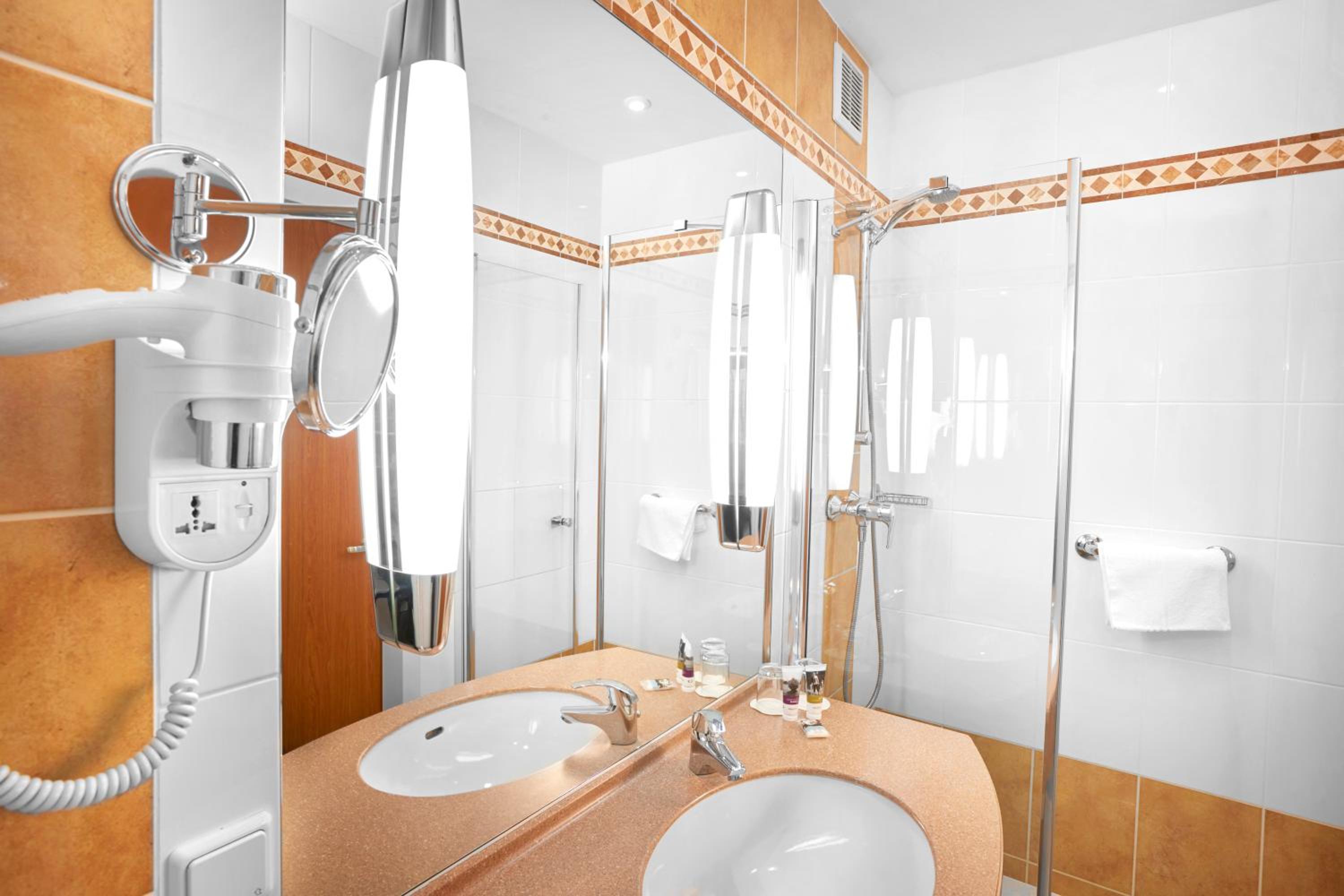 Standard Twin Room - Photo 5
