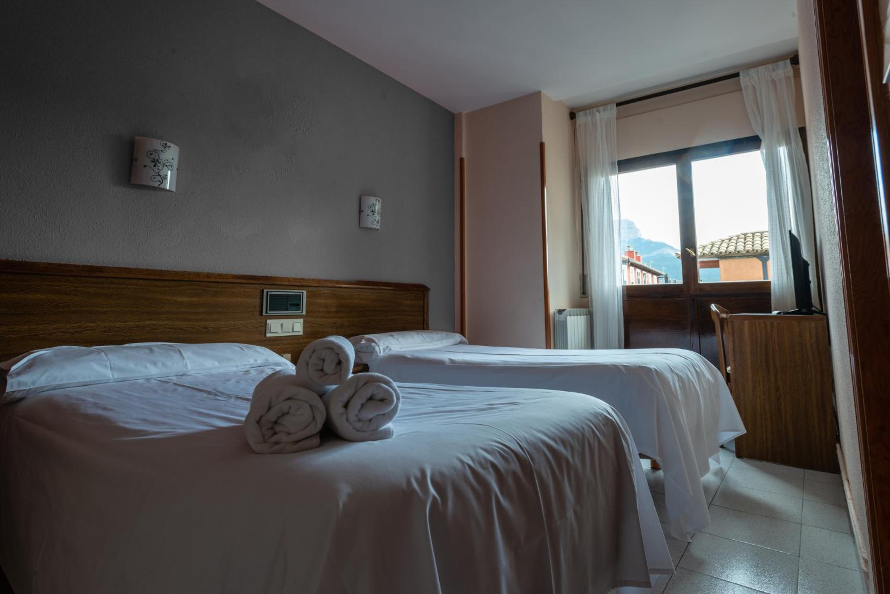 Double or Twin Room - Photo 4