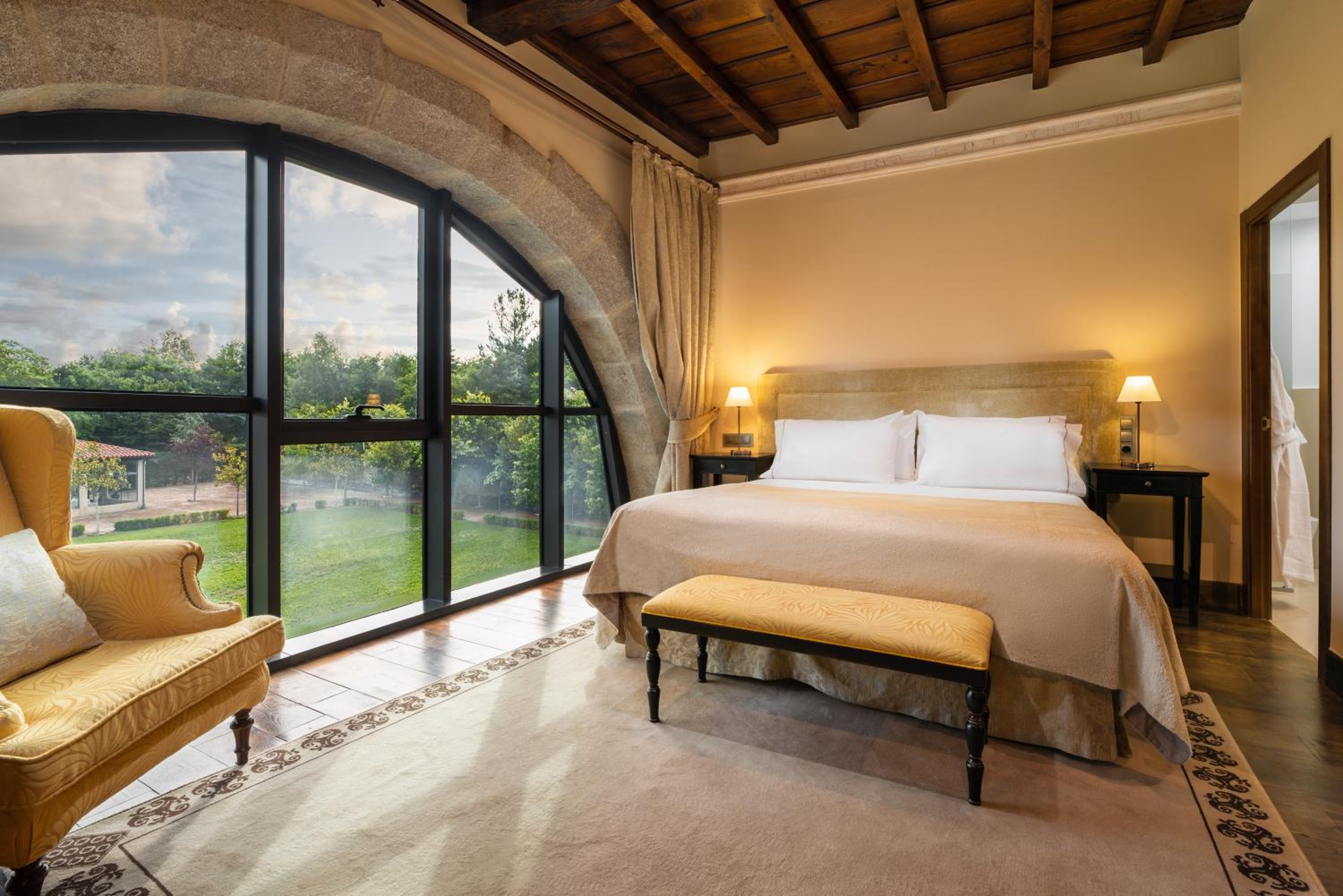 Deluxe Double Room - Photo 8