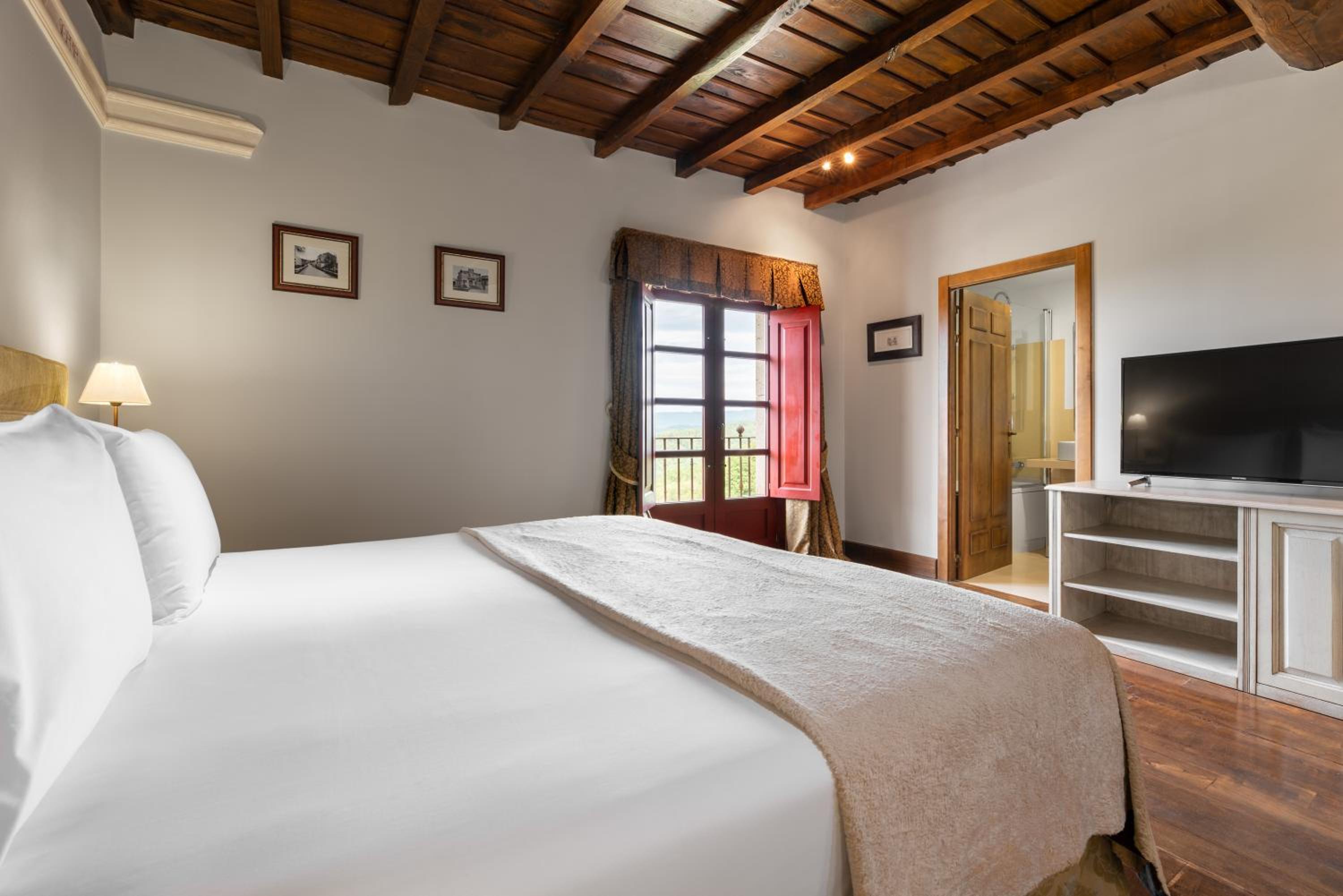 Deluxe Double Room - Photo 9