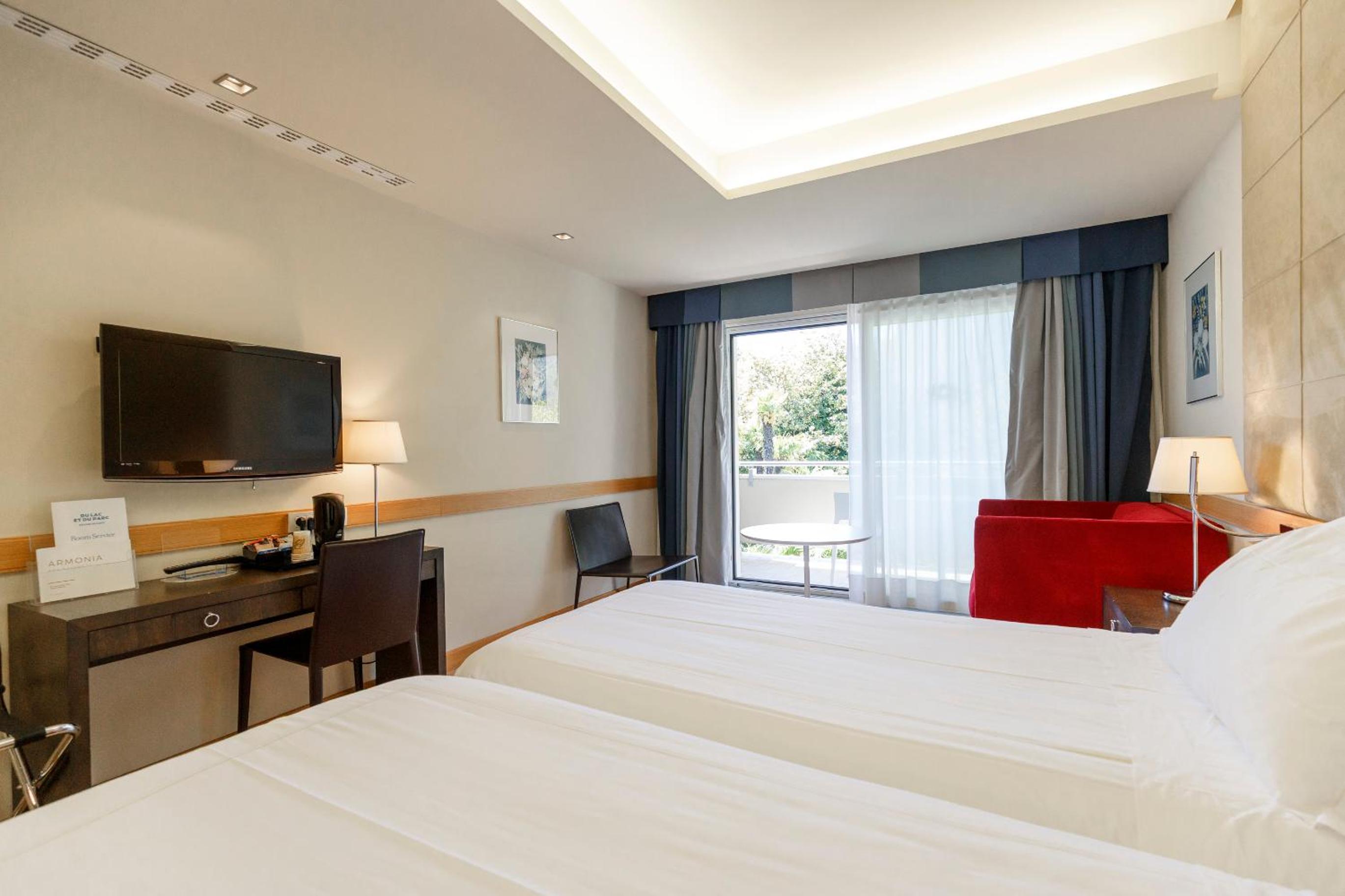 Standard Double or Twin Room with Park View - Photo 1
