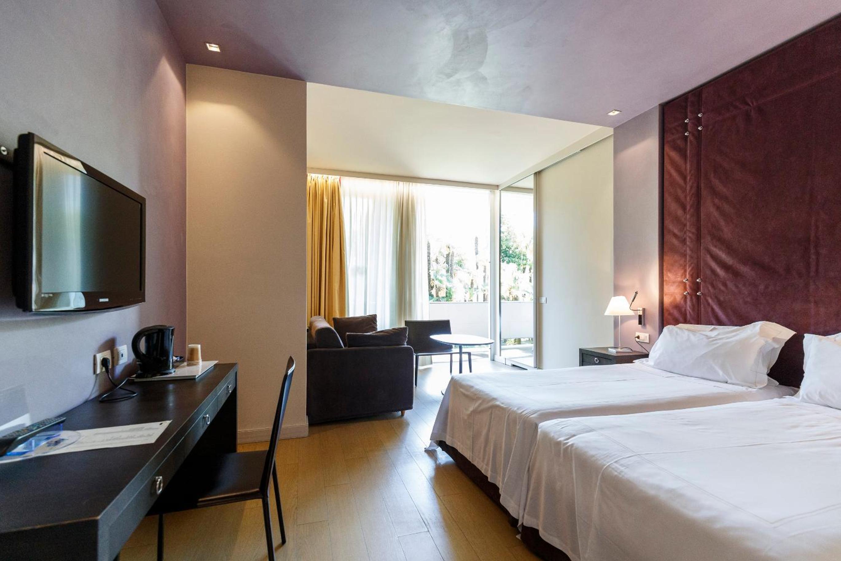 Standard Double or Twin Room with Park View - Photo 7