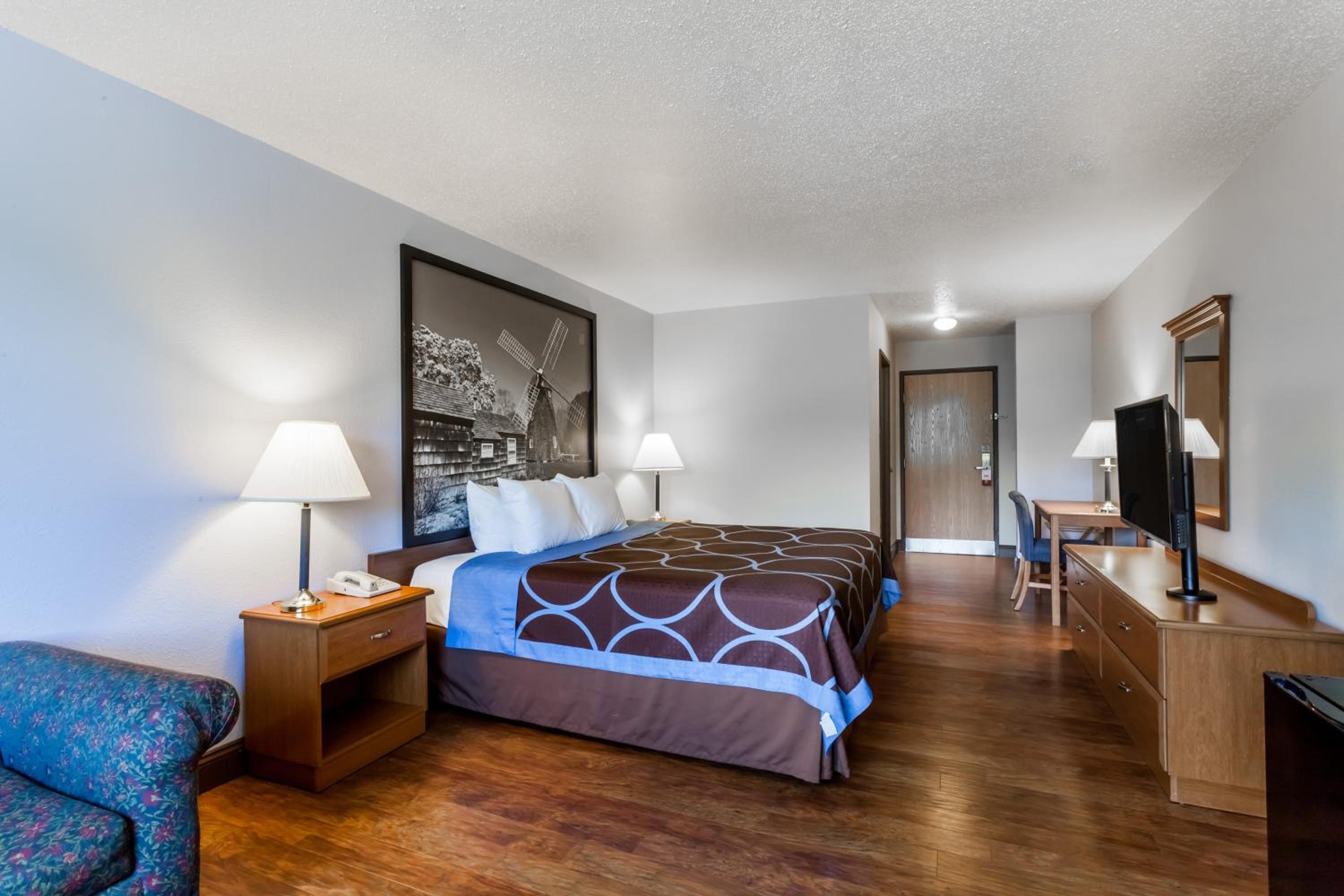 Deluxe King Room - Non-Smoking - Photo 1