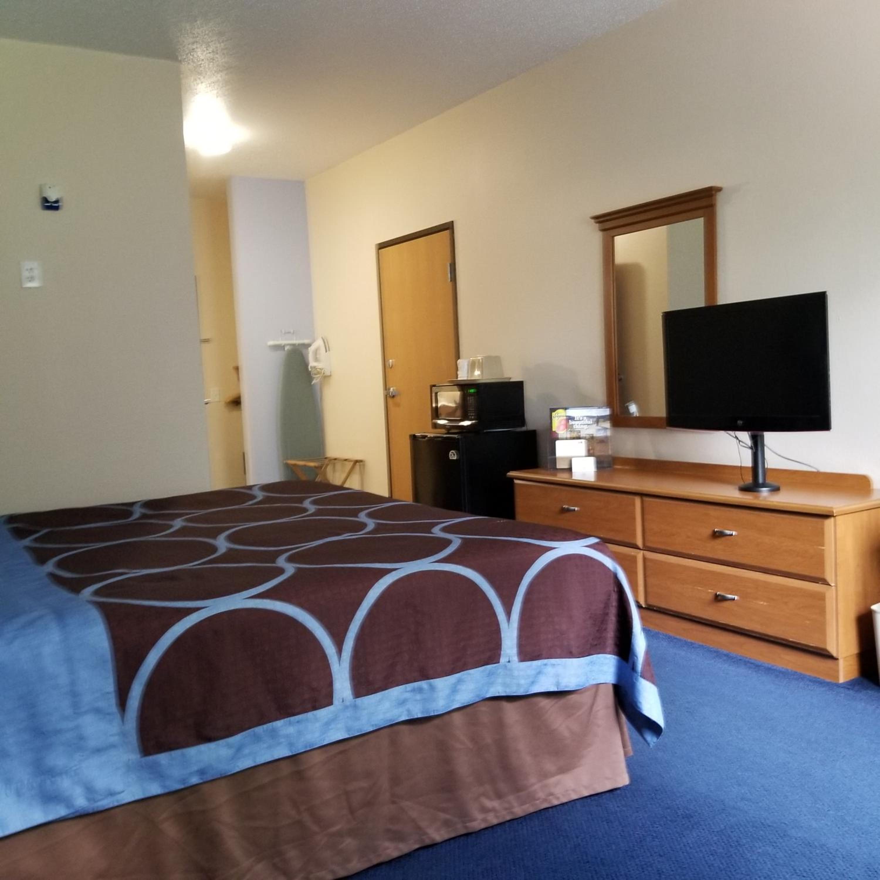 1 King Bed, Mobility/Hearing Accessible Room, Roll-In Shower, Non-Smoking