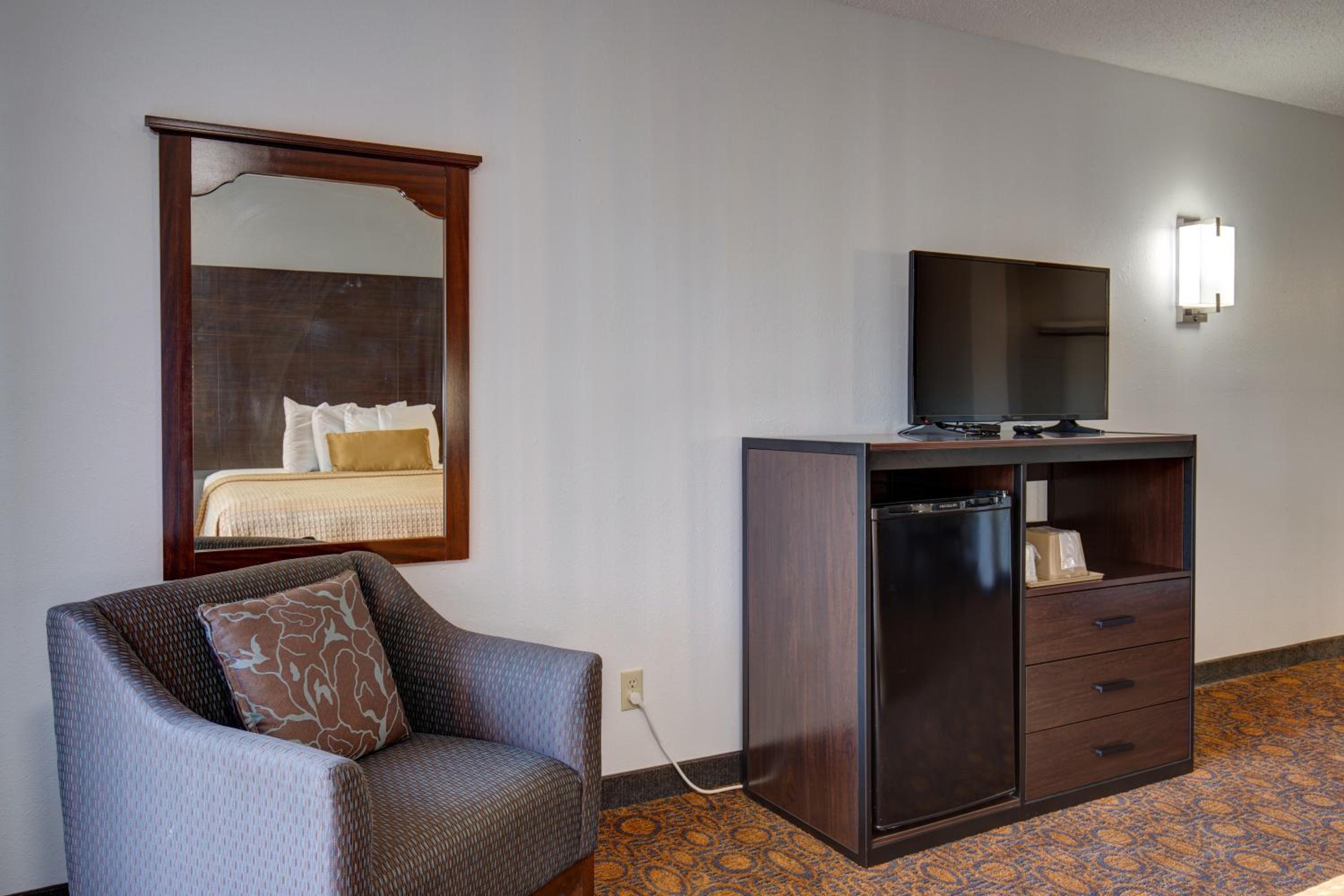 Deluxe King Room - Non-Smoking - Photo 2