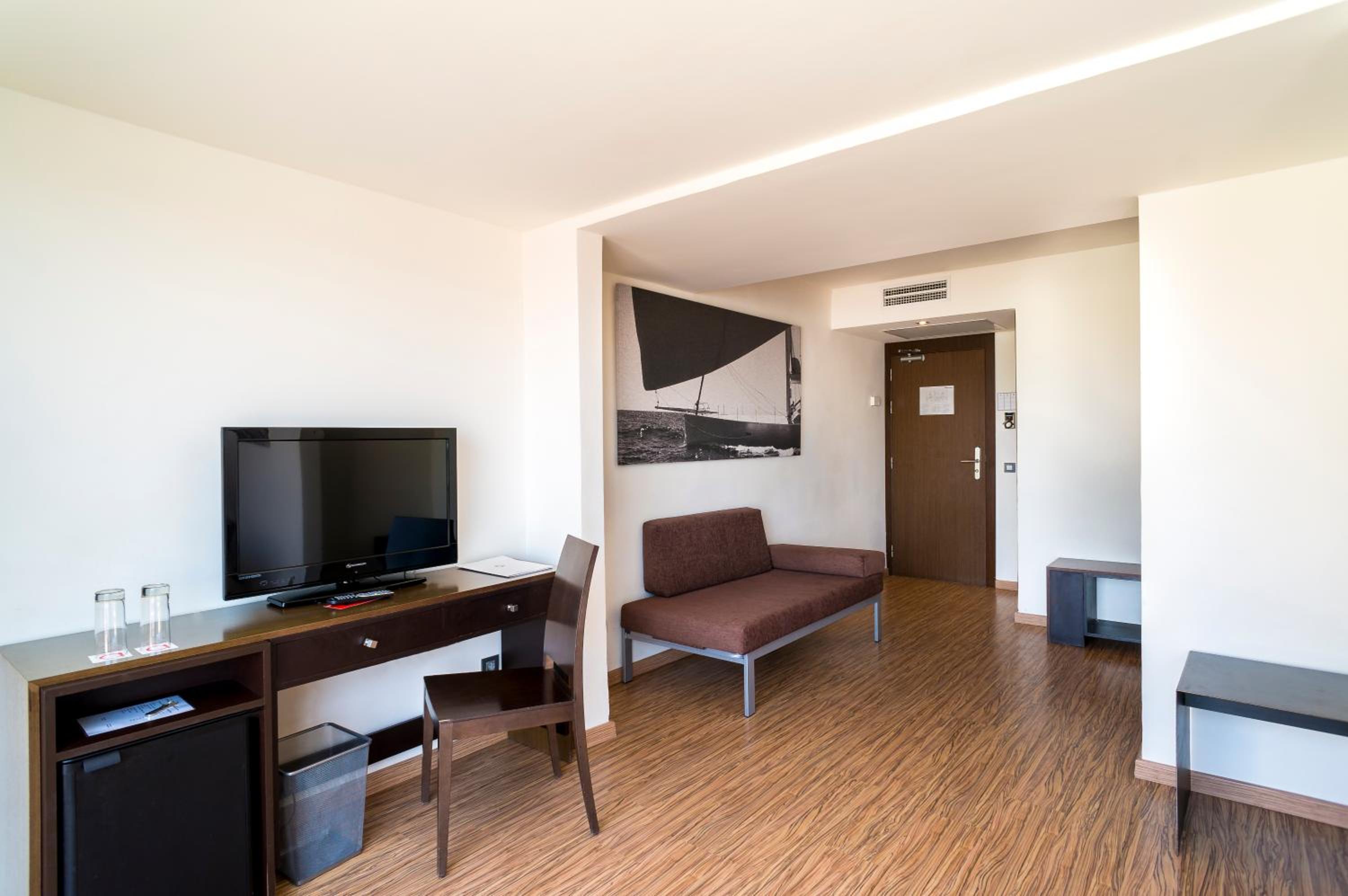 Family Room (2 Adults + 1 Child) photo 3