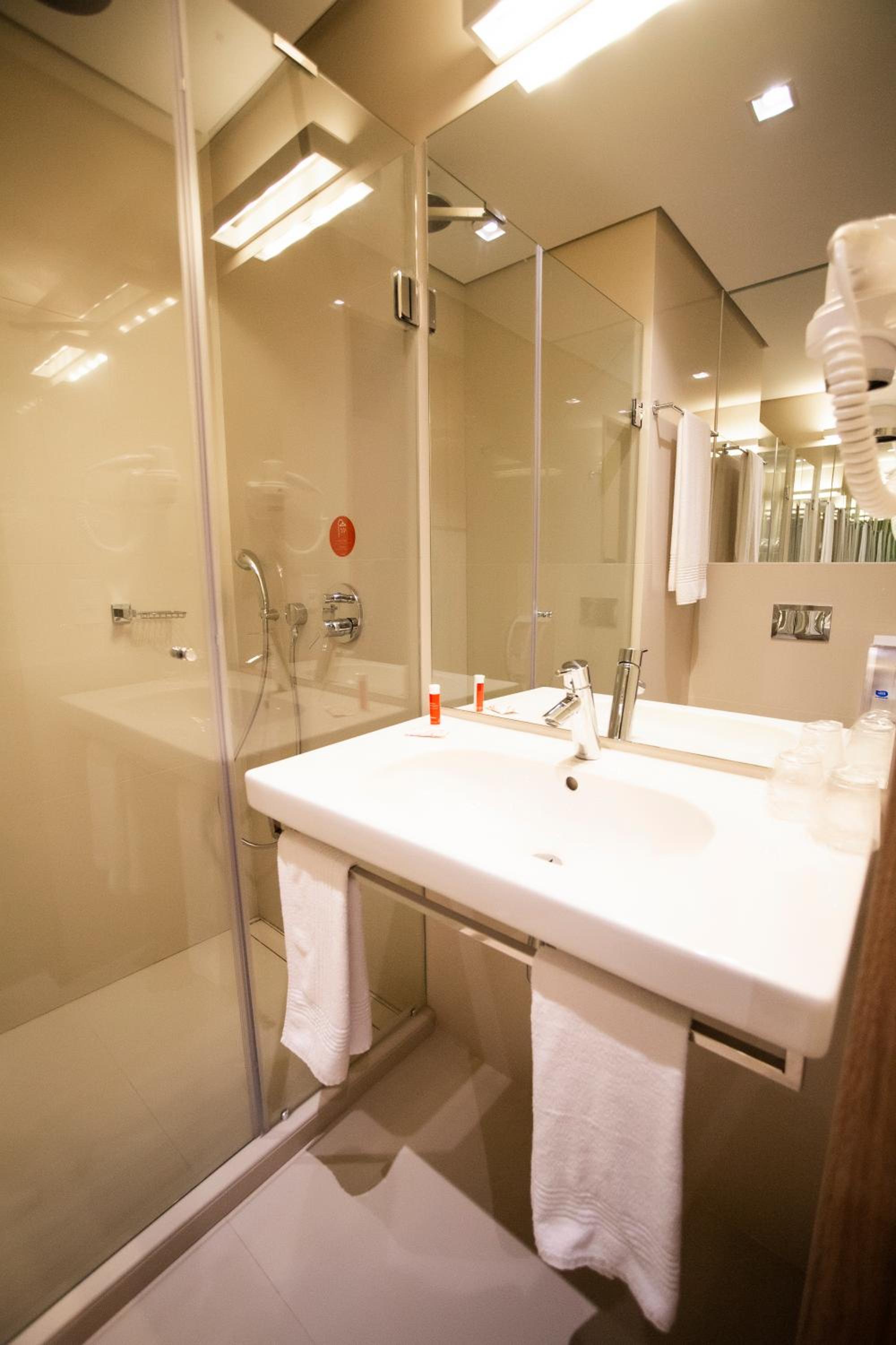 Double Room with Double bed - Photo 6