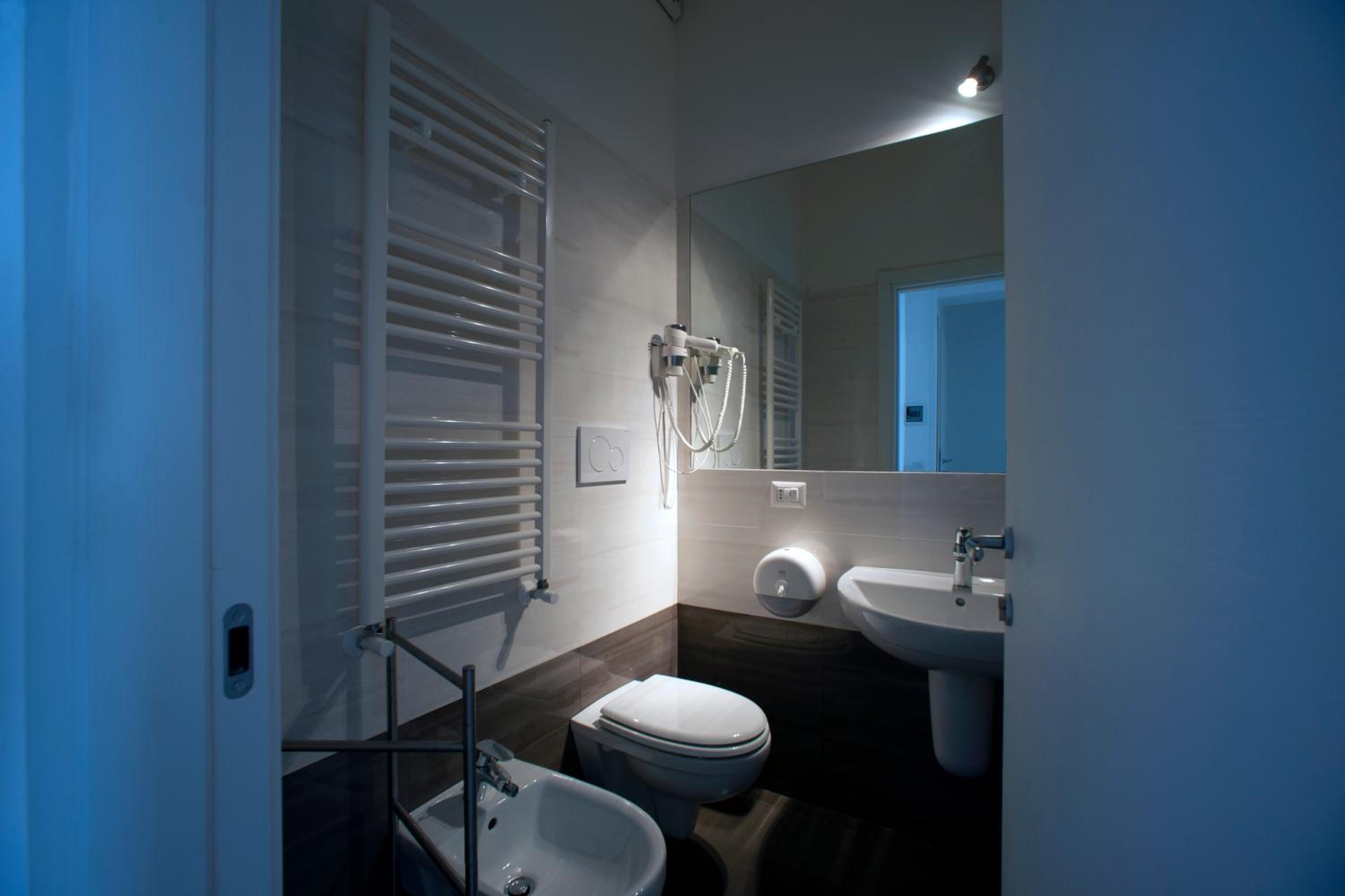 Quadruple Room with Private Bathroom - Photo 6